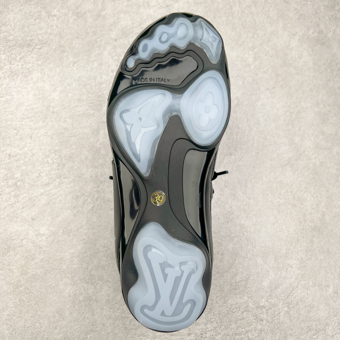 图片[9]-LOUIS VUITTON Footprint Soccer LV 皮革 2025春夏男士系列圆头系带低帮生活休闲鞋 2025春夏系列时装展中亮相，是Pharrell Williams 首次以足球鞋为灵感设计的运动鞋。鞋款的灵感来自跨越世代和文化的足球运动，呼应2025春夏系列时装展团结一致、全民参与的主题。鞋款以流丽的设计著称，侧面以富动感的IV Initials标志点缀，鞋舌缀有灵感来自足球队伍的Lvers United徽章，而脚掌纹橡胶鞋底饰有多款路易威登标志 时髦休闲穿搭 时尚界的弄潮儿 实拍调校N版已经零色差零失真 百分百还原实物色彩所见即所得 不存在货不对板色差等低级问题 选购参考实物拍摄 不混卖不参货 只用心做好货严格选品 承诺混一赔十 尺码：36 37 38 39 40 41 42 43 44 45 46-选品中心