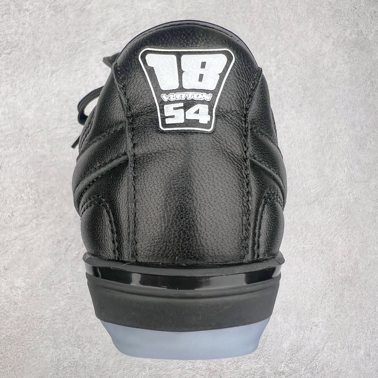 图片[8]-LOUIS VUITTON Footprint Soccer LV 皮革 2025春夏男士系列圆头系带低帮生活休闲鞋 2025春夏系列时装展中亮相，是Pharrell Williams 首次以足球鞋为灵感设计的运动鞋。鞋款的灵感来自跨越世代和文化的足球运动，呼应2025春夏系列时装展团结一致、全民参与的主题。鞋款以流丽的设计著称，侧面以富动感的IV Initials标志点缀，鞋舌缀有灵感来自足球队伍的Lvers United徽章，而脚掌纹橡胶鞋底饰有多款路易威登标志 时髦休闲穿搭 时尚界的弄潮儿 实拍调校N版已经零色差零失真 百分百还原实物色彩所见即所得 不存在货不对板色差等低级问题 选购参考实物拍摄 不混卖不参货 只用心做好货严格选品 承诺混一赔十 尺码：36 37 38 39 40 41 42 43 44 45 46-选品中心