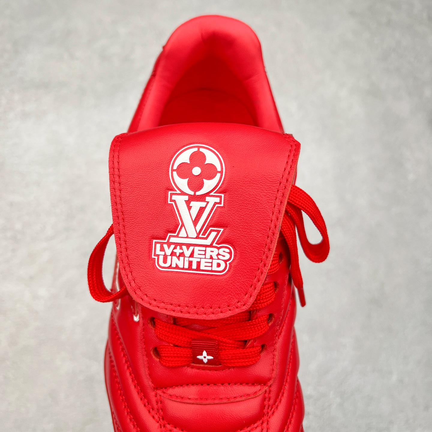 图片[5]-LOUIS VUITTON Footprint Soccer LV 皮革 2025春夏男士系列圆头系带低帮生活休闲鞋 2025春夏系列时装展中亮相，是Pharrell Williams 首次以足球鞋为灵感设计的运动鞋。鞋款的灵感来自跨越世代和文化的足球运动，呼应2025春夏系列时装展团结一致、全民参与的主题。鞋款以流丽的设计著称，侧面以富动感的IV Initials标志点缀，鞋舌缀有灵感来自足球队伍的Lvers United徽章，而脚掌纹橡胶鞋底饰有多款路易威登标志 时髦休闲穿搭 时尚界的弄潮儿 实拍调校N版已经零色差零失真 百分百还原实物色彩所见即所得 不存在货不对板色差等低级问题 选购参考实物拍摄 不混卖不参货 只用心做好货严格选品 承诺混一赔十 尺码：36 37 38 39 40 41 42 43 44 45 46-选品中心