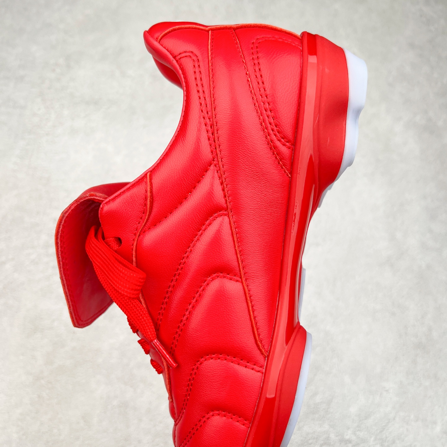 图片[7]-LOUIS VUITTON Footprint Soccer LV 皮革 2025春夏男士系列圆头系带低帮生活休闲鞋 2025春夏系列时装展中亮相，是Pharrell Williams 首次以足球鞋为灵感设计的运动鞋。鞋款的灵感来自跨越世代和文化的足球运动，呼应2025春夏系列时装展团结一致、全民参与的主题。鞋款以流丽的设计著称，侧面以富动感的IV Initials标志点缀，鞋舌缀有灵感来自足球队伍的Lvers United徽章，而脚掌纹橡胶鞋底饰有多款路易威登标志 时髦休闲穿搭 时尚界的弄潮儿 实拍调校N版已经零色差零失真 百分百还原实物色彩所见即所得 不存在货不对板色差等低级问题 选购参考实物拍摄 不混卖不参货 只用心做好货严格选品 承诺混一赔十 尺码：36 37 38 39 40 41 42 43 44 45 46-选品中心