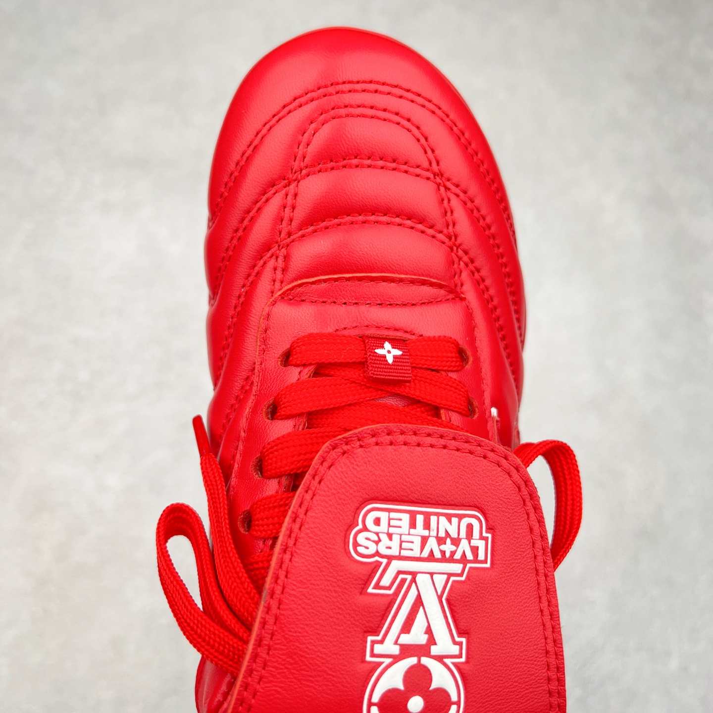 图片[4]-LOUIS VUITTON Footprint Soccer LV 皮革 2025春夏男士系列圆头系带低帮生活休闲鞋 2025春夏系列时装展中亮相，是Pharrell Williams 首次以足球鞋为灵感设计的运动鞋。鞋款的灵感来自跨越世代和文化的足球运动，呼应2025春夏系列时装展团结一致、全民参与的主题。鞋款以流丽的设计著称，侧面以富动感的IV Initials标志点缀，鞋舌缀有灵感来自足球队伍的Lvers United徽章，而脚掌纹橡胶鞋底饰有多款路易威登标志 时髦休闲穿搭 时尚界的弄潮儿 实拍调校N版已经零色差零失真 百分百还原实物色彩所见即所得 不存在货不对板色差等低级问题 选购参考实物拍摄 不混卖不参货 只用心做好货严格选品 承诺混一赔十 尺码：36 37 38 39 40 41 42 43 44 45 46-选品中心