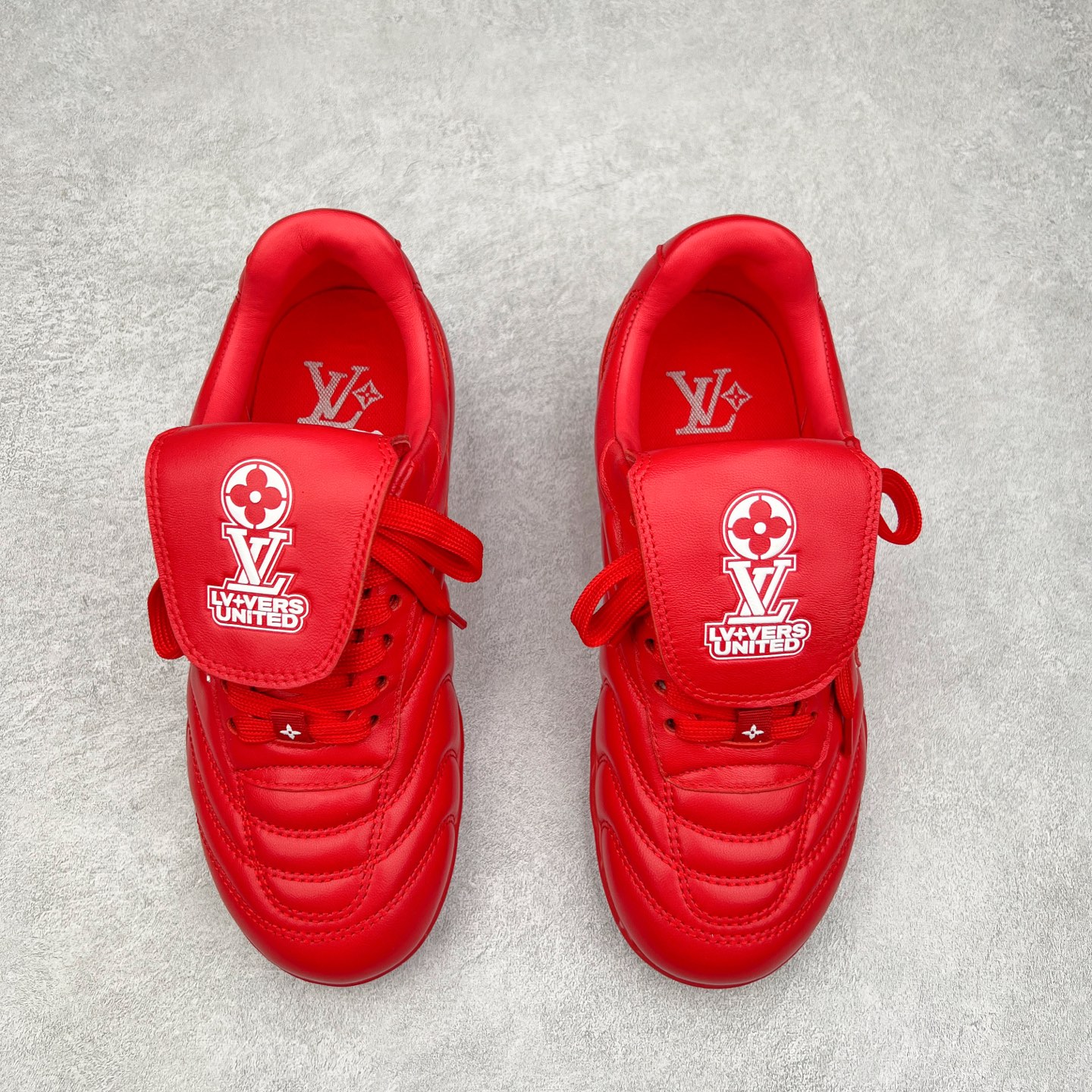 图片[2]-LOUIS VUITTON Footprint Soccer LV 皮革 2025春夏男士系列圆头系带低帮生活休闲鞋 2025春夏系列时装展中亮相，是Pharrell Williams 首次以足球鞋为灵感设计的运动鞋。鞋款的灵感来自跨越世代和文化的足球运动，呼应2025春夏系列时装展团结一致、全民参与的主题。鞋款以流丽的设计著称，侧面以富动感的IV Initials标志点缀，鞋舌缀有灵感来自足球队伍的Lvers United徽章，而脚掌纹橡胶鞋底饰有多款路易威登标志 时髦休闲穿搭 时尚界的弄潮儿 实拍调校N版已经零色差零失真 百分百还原实物色彩所见即所得 不存在货不对板色差等低级问题 选购参考实物拍摄 不混卖不参货 只用心做好货严格选品 承诺混一赔十 尺码：36 37 38 39 40 41 42 43 44 45 46-选品中心