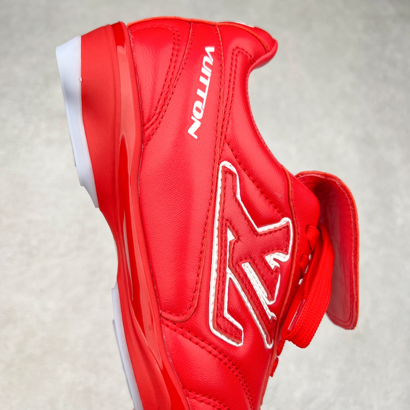 图片[6]-LOUIS VUITTON Footprint Soccer LV 皮革 2025春夏男士系列圆头系带低帮生活休闲鞋 2025春夏系列时装展中亮相，是Pharrell Williams 首次以足球鞋为灵感设计的运动鞋。鞋款的灵感来自跨越世代和文化的足球运动，呼应2025春夏系列时装展团结一致、全民参与的主题。鞋款以流丽的设计著称，侧面以富动感的IV Initials标志点缀，鞋舌缀有灵感来自足球队伍的Lvers United徽章，而脚掌纹橡胶鞋底饰有多款路易威登标志 时髦休闲穿搭 时尚界的弄潮儿 实拍调校N版已经零色差零失真 百分百还原实物色彩所见即所得 不存在货不对板色差等低级问题 选购参考实物拍摄 不混卖不参货 只用心做好货严格选品 承诺混一赔十 尺码：36 37 38 39 40 41 42 43 44 45 46-选品中心