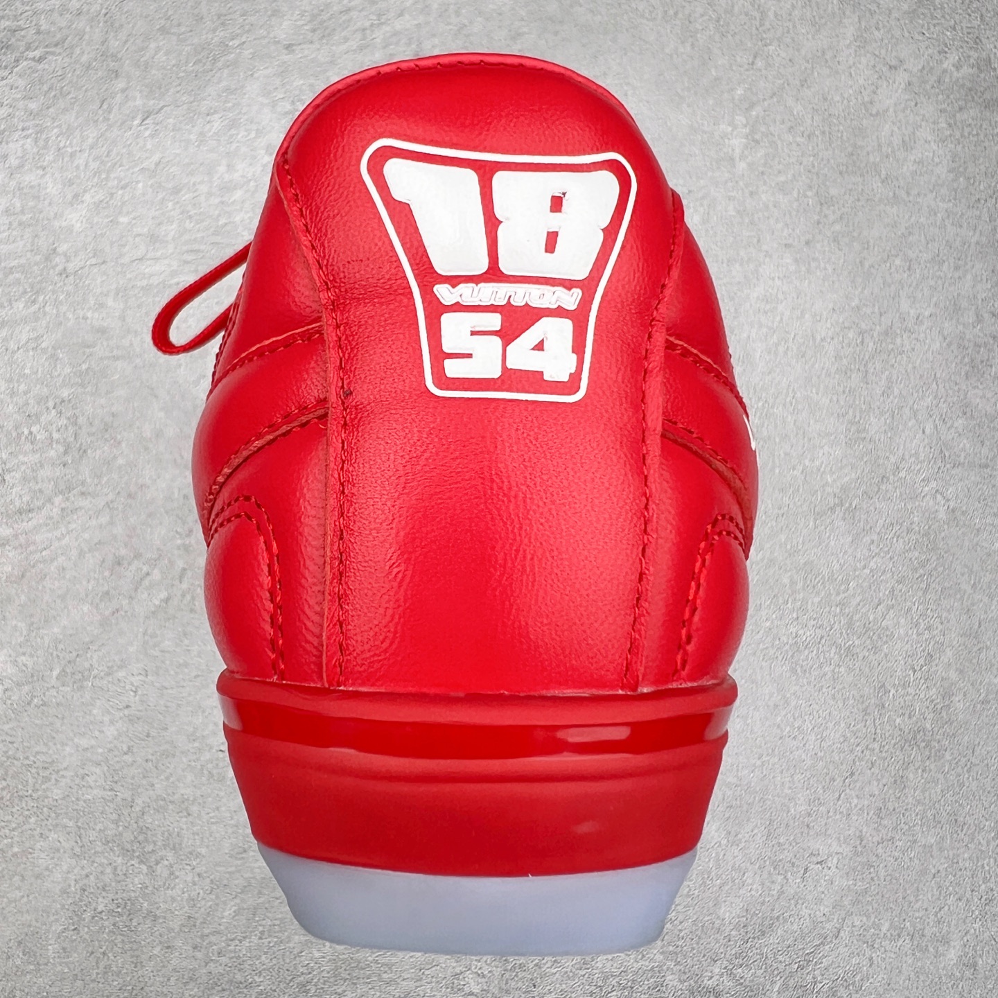 图片[8]-LOUIS VUITTON Footprint Soccer LV 皮革 2025春夏男士系列圆头系带低帮生活休闲鞋 2025春夏系列时装展中亮相，是Pharrell Williams 首次以足球鞋为灵感设计的运动鞋。鞋款的灵感来自跨越世代和文化的足球运动，呼应2025春夏系列时装展团结一致、全民参与的主题。鞋款以流丽的设计著称，侧面以富动感的IV Initials标志点缀，鞋舌缀有灵感来自足球队伍的Lvers United徽章，而脚掌纹橡胶鞋底饰有多款路易威登标志 时髦休闲穿搭 时尚界的弄潮儿 实拍调校N版已经零色差零失真 百分百还原实物色彩所见即所得 不存在货不对板色差等低级问题 选购参考实物拍摄 不混卖不参货 只用心做好货严格选品 承诺混一赔十 尺码：36 37 38 39 40 41 42 43 44 45 46-选品中心