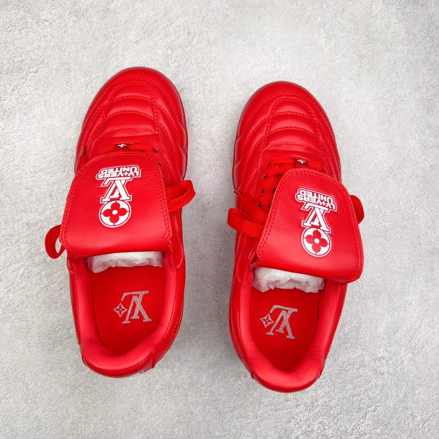 图片[3]-LOUIS VUITTON Footprint Soccer LV 皮革 2025春夏男士系列圆头系带低帮生活休闲鞋 2025春夏系列时装展中亮相，是Pharrell Williams 首次以足球鞋为灵感设计的运动鞋。鞋款的灵感来自跨越世代和文化的足球运动，呼应2025春夏系列时装展团结一致、全民参与的主题。鞋款以流丽的设计著称，侧面以富动感的IV Initials标志点缀，鞋舌缀有灵感来自足球队伍的Lvers United徽章，而脚掌纹橡胶鞋底饰有多款路易威登标志 时髦休闲穿搭 时尚界的弄潮儿 实拍调校N版已经零色差零失真 百分百还原实物色彩所见即所得 不存在货不对板色差等低级问题 选购参考实物拍摄 不混卖不参货 只用心做好货严格选品 承诺混一赔十 尺码：36 37 38 39 40 41 42 43 44 45 46-选品中心