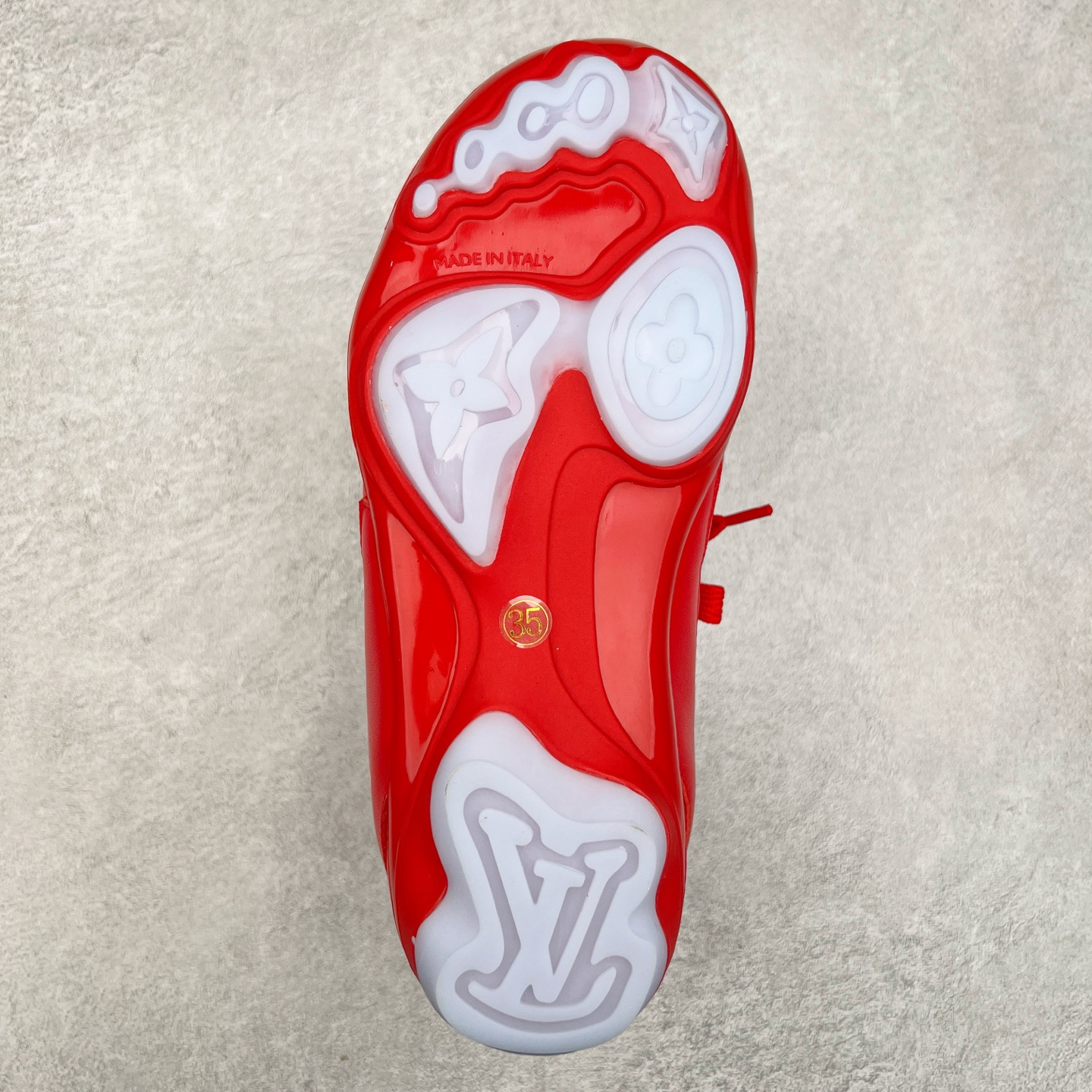 图片[9]-LOUIS VUITTON Footprint Soccer LV 皮革 2025春夏男士系列圆头系带低帮生活休闲鞋 2025春夏系列时装展中亮相，是Pharrell Williams 首次以足球鞋为灵感设计的运动鞋。鞋款的灵感来自跨越世代和文化的足球运动，呼应2025春夏系列时装展团结一致、全民参与的主题。鞋款以流丽的设计著称，侧面以富动感的IV Initials标志点缀，鞋舌缀有灵感来自足球队伍的Lvers United徽章，而脚掌纹橡胶鞋底饰有多款路易威登标志 时髦休闲穿搭 时尚界的弄潮儿 实拍调校N版已经零色差零失真 百分百还原实物色彩所见即所得 不存在货不对板色差等低级问题 选购参考实物拍摄 不混卖不参货 只用心做好货严格选品 承诺混一赔十 尺码：36 37 38 39 40 41 42 43 44 45 46-选品中心