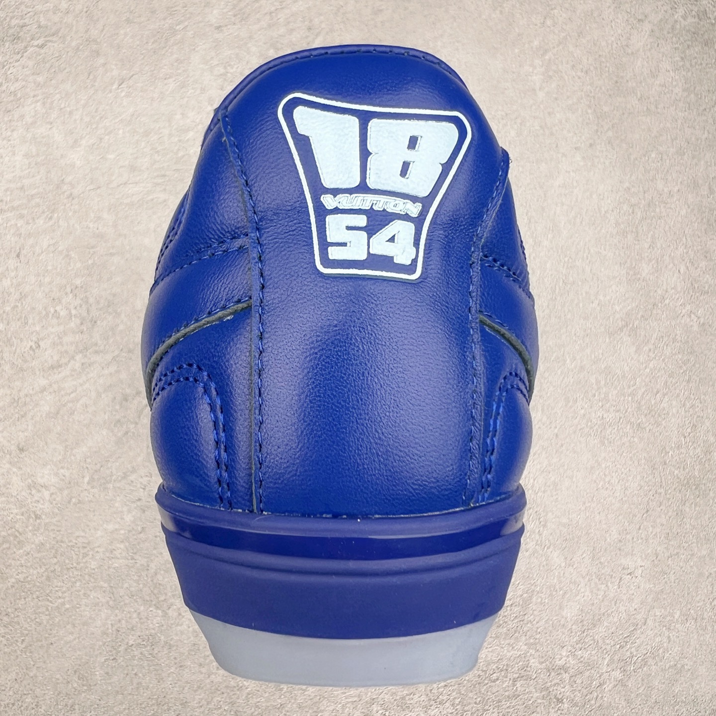 图片[8]-LOUIS VUITTON Footprint Soccer LV 皮革 2025春夏男士系列圆头系带低帮生活休闲鞋 2025春夏系列时装展中亮相，是Pharrell Williams 首次以足球鞋为灵感设计的运动鞋。鞋款的灵感来自跨越世代和文化的足球运动，呼应2025春夏系列时装展团结一致、全民参与的主题。鞋款以流丽的设计著称，侧面以富动感的IV Initials标志点缀，鞋舌缀有灵感来自足球队伍的Lvers United徽章，而脚掌纹橡胶鞋底饰有多款路易威登标志 时髦休闲穿搭 时尚界的弄潮儿 实拍调校N版已经零色差零失真 百分百还原实物色彩所见即所得 不存在货不对板色差等低级问题 选购参考实物拍摄 不混卖不参货 只用心做好货严格选品 承诺混一赔十 尺码：36 37 38 39 40 41 42 43 44 45 46-选品中心