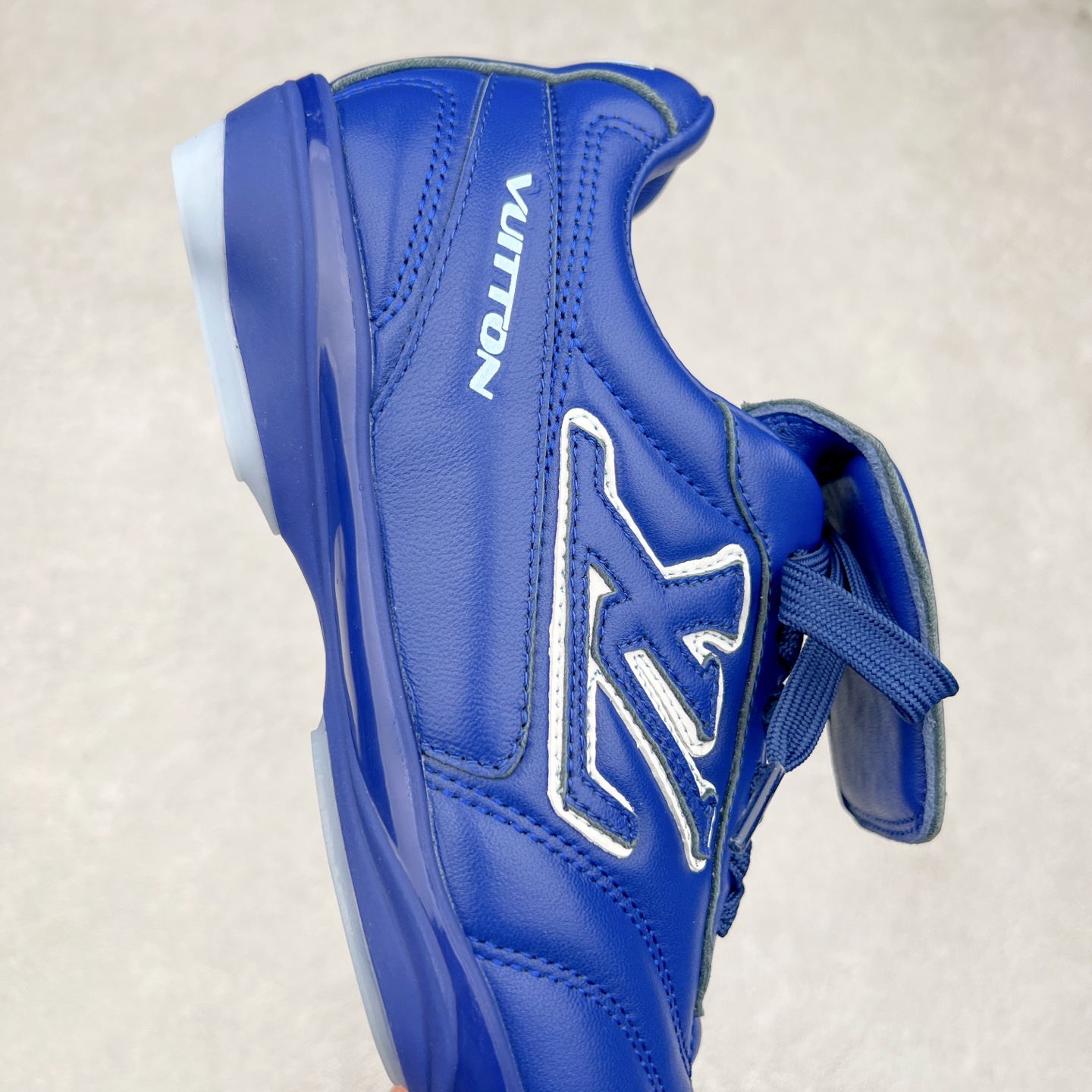 图片[6]-LOUIS VUITTON Footprint Soccer LV 皮革 2025春夏男士系列圆头系带低帮生活休闲鞋 2025春夏系列时装展中亮相，是Pharrell Williams 首次以足球鞋为灵感设计的运动鞋。鞋款的灵感来自跨越世代和文化的足球运动，呼应2025春夏系列时装展团结一致、全民参与的主题。鞋款以流丽的设计著称，侧面以富动感的IV Initials标志点缀，鞋舌缀有灵感来自足球队伍的Lvers United徽章，而脚掌纹橡胶鞋底饰有多款路易威登标志 时髦休闲穿搭 时尚界的弄潮儿 实拍调校N版已经零色差零失真 百分百还原实物色彩所见即所得 不存在货不对板色差等低级问题 选购参考实物拍摄 不混卖不参货 只用心做好货严格选品 承诺混一赔十 尺码：36 37 38 39 40 41 42 43 44 45 46-选品中心