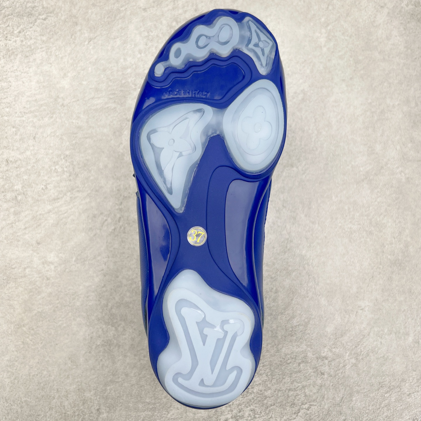 图片[9]-LOUIS VUITTON Footprint Soccer LV 皮革 2025春夏男士系列圆头系带低帮生活休闲鞋 2025春夏系列时装展中亮相，是Pharrell Williams 首次以足球鞋为灵感设计的运动鞋。鞋款的灵感来自跨越世代和文化的足球运动，呼应2025春夏系列时装展团结一致、全民参与的主题。鞋款以流丽的设计著称，侧面以富动感的IV Initials标志点缀，鞋舌缀有灵感来自足球队伍的Lvers United徽章，而脚掌纹橡胶鞋底饰有多款路易威登标志 时髦休闲穿搭 时尚界的弄潮儿 实拍调校N版已经零色差零失真 百分百还原实物色彩所见即所得 不存在货不对板色差等低级问题 选购参考实物拍摄 不混卖不参货 只用心做好货严格选品 承诺混一赔十 尺码：36 37 38 39 40 41 42 43 44 45 46-选品中心