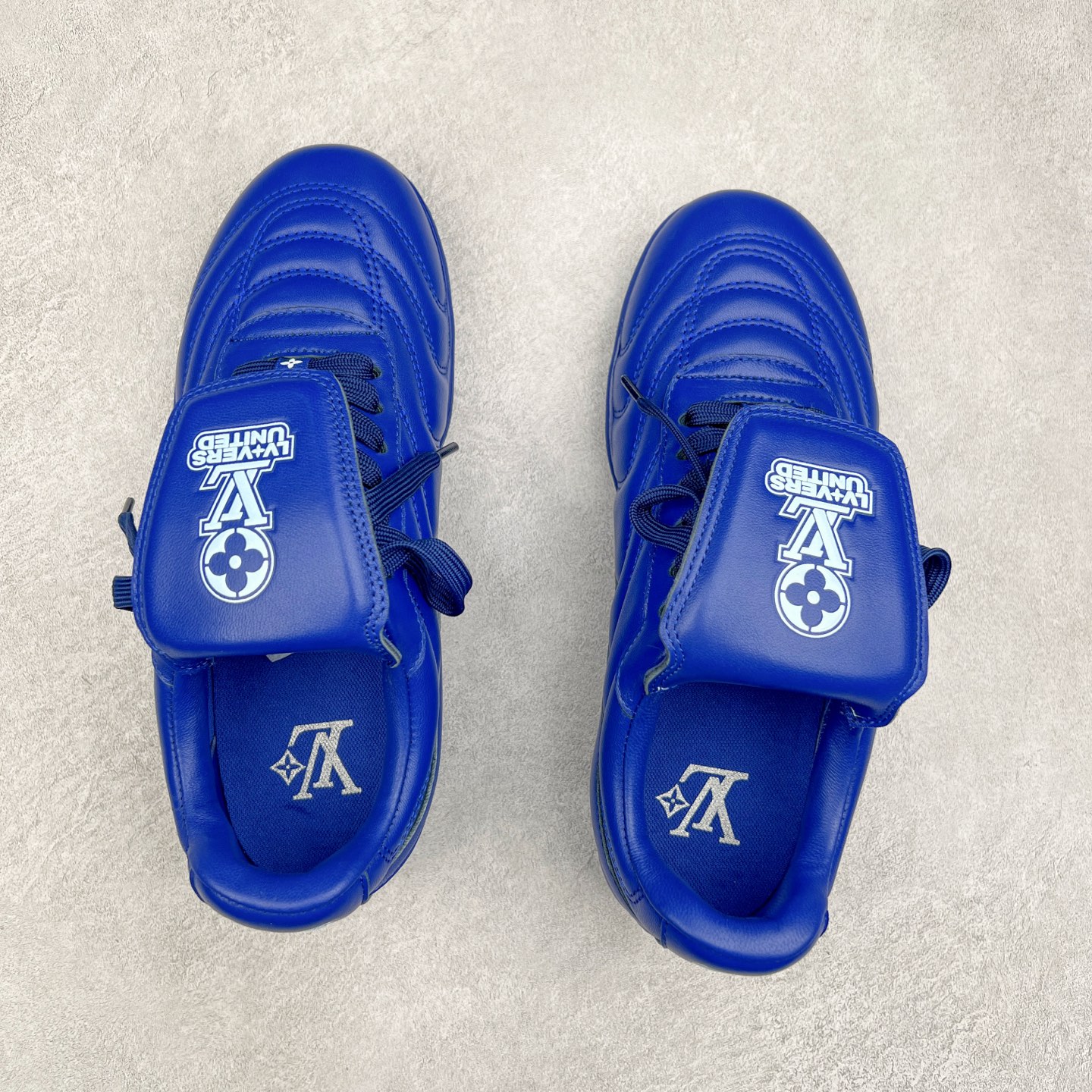 图片[3]-LOUIS VUITTON Footprint Soccer LV 皮革 2025春夏男士系列圆头系带低帮生活休闲鞋 2025春夏系列时装展中亮相，是Pharrell Williams 首次以足球鞋为灵感设计的运动鞋。鞋款的灵感来自跨越世代和文化的足球运动，呼应2025春夏系列时装展团结一致、全民参与的主题。鞋款以流丽的设计著称，侧面以富动感的IV Initials标志点缀，鞋舌缀有灵感来自足球队伍的Lvers United徽章，而脚掌纹橡胶鞋底饰有多款路易威登标志 时髦休闲穿搭 时尚界的弄潮儿 实拍调校N版已经零色差零失真 百分百还原实物色彩所见即所得 不存在货不对板色差等低级问题 选购参考实物拍摄 不混卖不参货 只用心做好货严格选品 承诺混一赔十 尺码：36 37 38 39 40 41 42 43 44 45 46-选品中心