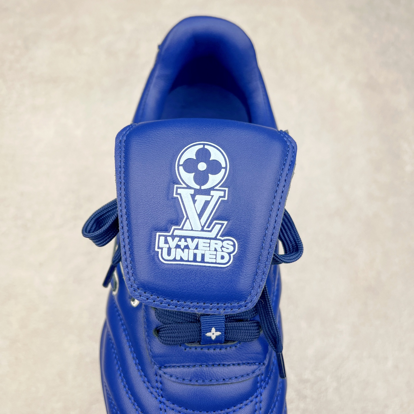 图片[5]-LOUIS VUITTON Footprint Soccer LV 皮革 2025春夏男士系列圆头系带低帮生活休闲鞋 2025春夏系列时装展中亮相，是Pharrell Williams 首次以足球鞋为灵感设计的运动鞋。鞋款的灵感来自跨越世代和文化的足球运动，呼应2025春夏系列时装展团结一致、全民参与的主题。鞋款以流丽的设计著称，侧面以富动感的IV Initials标志点缀，鞋舌缀有灵感来自足球队伍的Lvers United徽章，而脚掌纹橡胶鞋底饰有多款路易威登标志 时髦休闲穿搭 时尚界的弄潮儿 实拍调校N版已经零色差零失真 百分百还原实物色彩所见即所得 不存在货不对板色差等低级问题 选购参考实物拍摄 不混卖不参货 只用心做好货严格选品 承诺混一赔十 尺码：36 37 38 39 40 41 42 43 44 45 46-选品中心