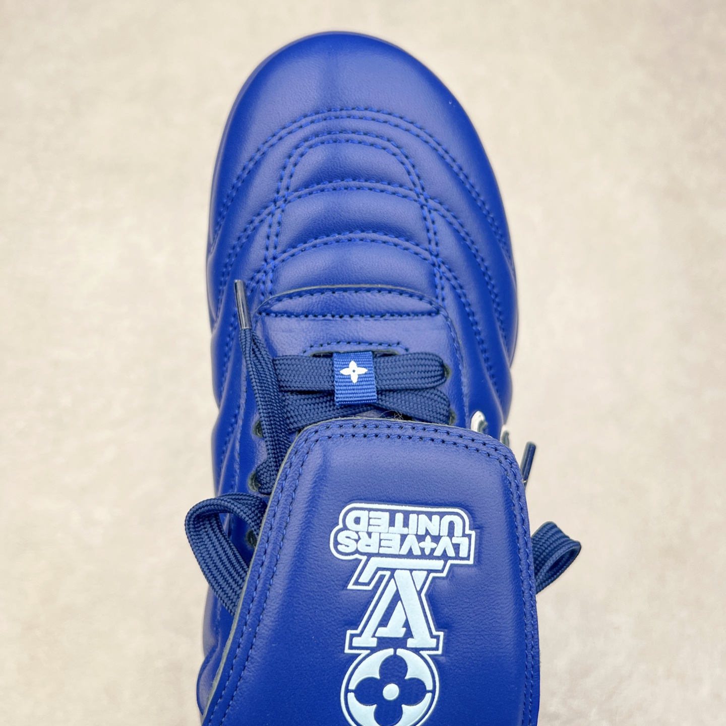 图片[4]-LOUIS VUITTON Footprint Soccer LV 皮革 2025春夏男士系列圆头系带低帮生活休闲鞋 2025春夏系列时装展中亮相，是Pharrell Williams 首次以足球鞋为灵感设计的运动鞋。鞋款的灵感来自跨越世代和文化的足球运动，呼应2025春夏系列时装展团结一致、全民参与的主题。鞋款以流丽的设计著称，侧面以富动感的IV Initials标志点缀，鞋舌缀有灵感来自足球队伍的Lvers United徽章，而脚掌纹橡胶鞋底饰有多款路易威登标志 时髦休闲穿搭 时尚界的弄潮儿 实拍调校N版已经零色差零失真 百分百还原实物色彩所见即所得 不存在货不对板色差等低级问题 选购参考实物拍摄 不混卖不参货 只用心做好货严格选品 承诺混一赔十 尺码：36 37 38 39 40 41 42 43 44 45 46-选品中心