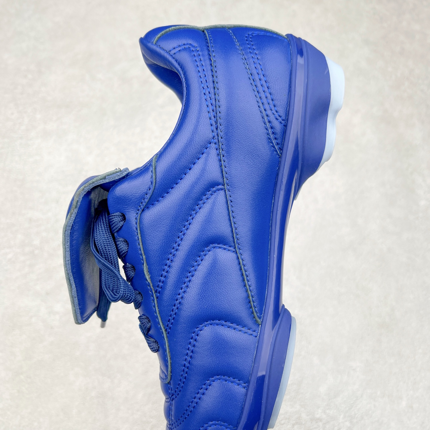 图片[7]-LOUIS VUITTON Footprint Soccer LV 皮革 2025春夏男士系列圆头系带低帮生活休闲鞋 2025春夏系列时装展中亮相，是Pharrell Williams 首次以足球鞋为灵感设计的运动鞋。鞋款的灵感来自跨越世代和文化的足球运动，呼应2025春夏系列时装展团结一致、全民参与的主题。鞋款以流丽的设计著称，侧面以富动感的IV Initials标志点缀，鞋舌缀有灵感来自足球队伍的Lvers United徽章，而脚掌纹橡胶鞋底饰有多款路易威登标志 时髦休闲穿搭 时尚界的弄潮儿 实拍调校N版已经零色差零失真 百分百还原实物色彩所见即所得 不存在货不对板色差等低级问题 选购参考实物拍摄 不混卖不参货 只用心做好货严格选品 承诺混一赔十 尺码：36 37 38 39 40 41 42 43 44 45 46-选品中心