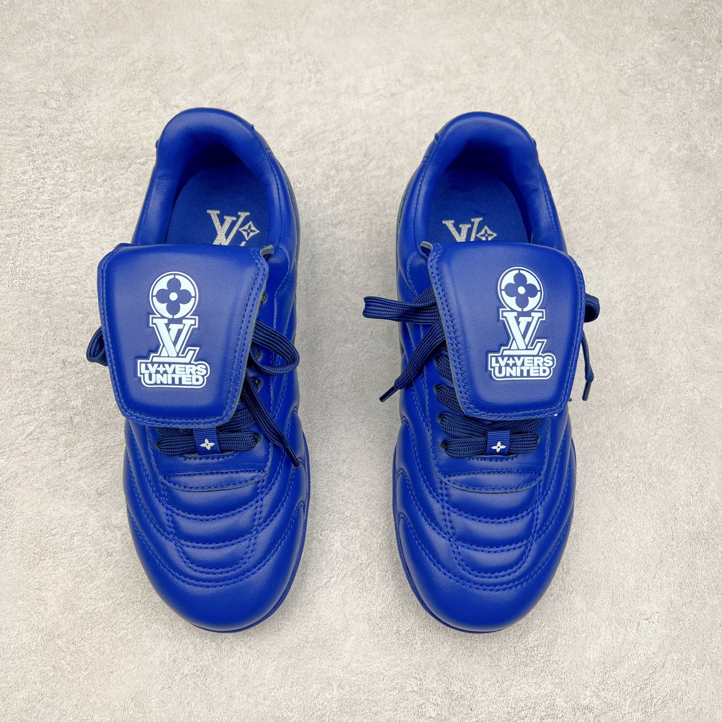 图片[2]-LOUIS VUITTON Footprint Soccer LV 皮革 2025春夏男士系列圆头系带低帮生活休闲鞋 2025春夏系列时装展中亮相，是Pharrell Williams 首次以足球鞋为灵感设计的运动鞋。鞋款的灵感来自跨越世代和文化的足球运动，呼应2025春夏系列时装展团结一致、全民参与的主题。鞋款以流丽的设计著称，侧面以富动感的IV Initials标志点缀，鞋舌缀有灵感来自足球队伍的Lvers United徽章，而脚掌纹橡胶鞋底饰有多款路易威登标志 时髦休闲穿搭 时尚界的弄潮儿 实拍调校N版已经零色差零失真 百分百还原实物色彩所见即所得 不存在货不对板色差等低级问题 选购参考实物拍摄 不混卖不参货 只用心做好货严格选品 承诺混一赔十 尺码：36 37 38 39 40 41 42 43 44 45 46-选品中心
