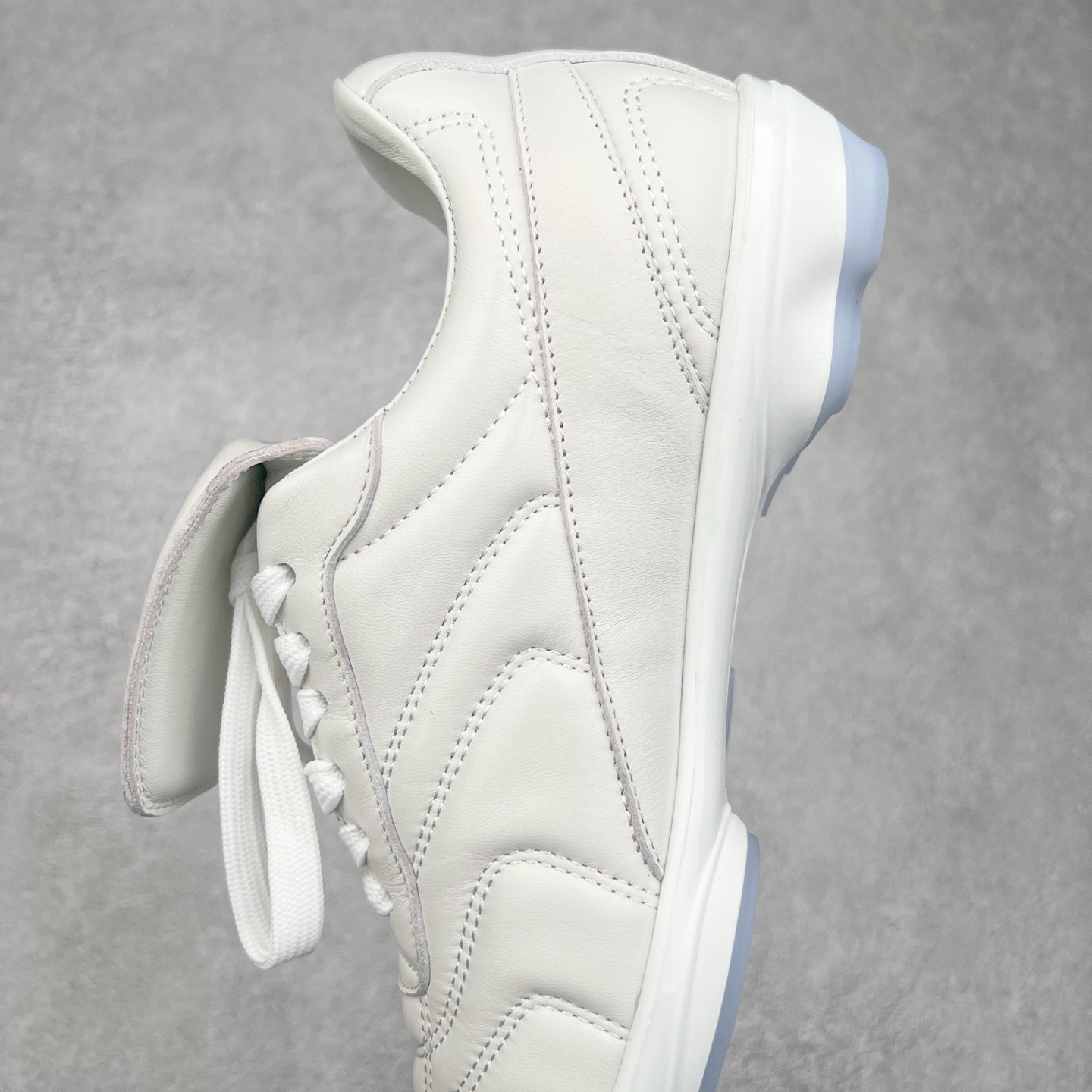 图片[7]-LOUIS VUITTON Footprint Soccer LV 皮革 2025春夏男士系列圆头系带低帮生活休闲鞋 2025春夏系列时装展中亮相，是Pharrell Williams 首次以足球鞋为灵感设计的运动鞋。鞋款的灵感来自跨越世代和文化的足球运动，呼应2025春夏系列时装展团结一致、全民参与的主题。鞋款以流丽的设计著称，侧面以富动感的IV Initials标志点缀，鞋舌缀有灵感来自足球队伍的Lvers United徽章，而脚掌纹橡胶鞋底饰有多款路易威登标志 时髦休闲穿搭 时尚界的弄潮儿 实拍调校N版已经零色差零失真 百分百还原实物色彩所见即所得 不存在货不对板色差等低级问题 选购参考实物拍摄 不混卖不参货 只用心做好货严格选品 承诺混一赔十 尺码：36 37 38 39 40 41 42 43 44 45 46-选品中心