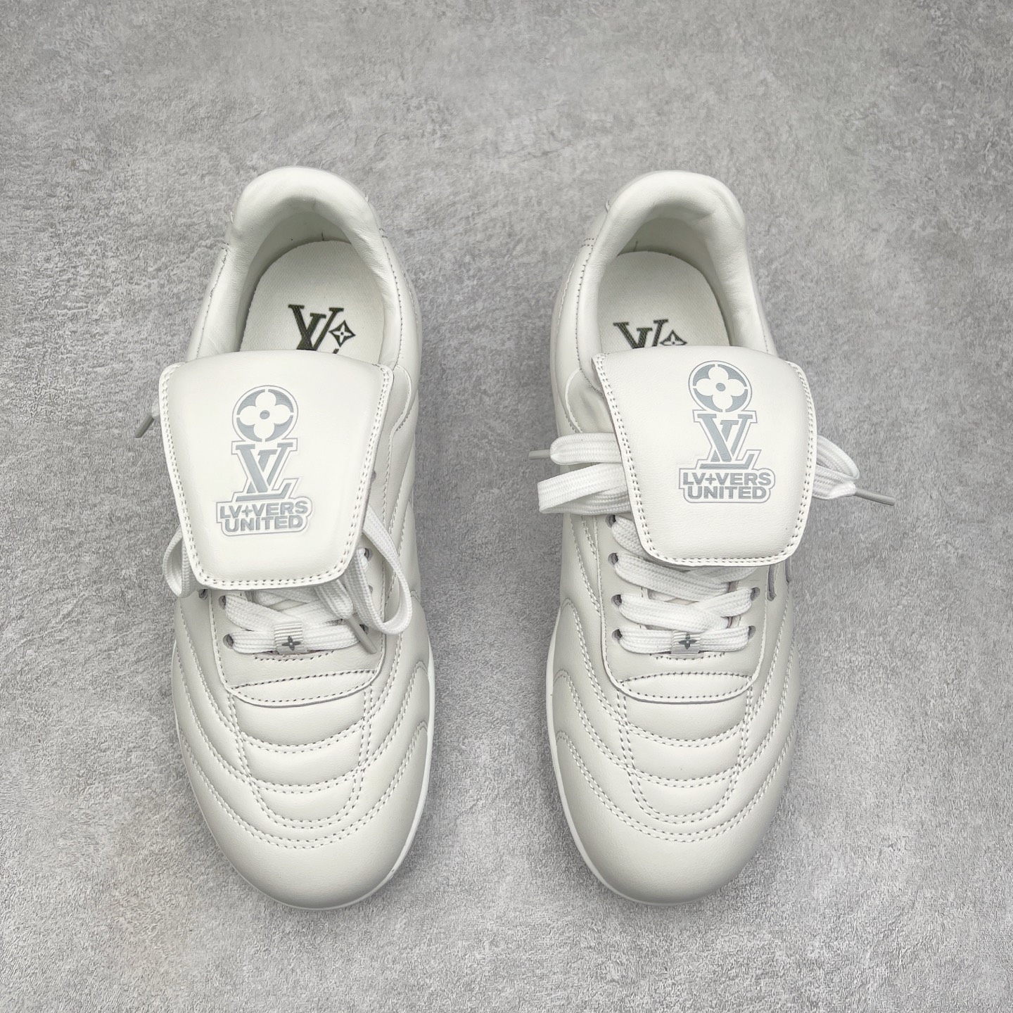 图片[2]-LOUIS VUITTON Footprint Soccer LV 皮革 2025春夏男士系列圆头系带低帮生活休闲鞋 2025春夏系列时装展中亮相，是Pharrell Williams 首次以足球鞋为灵感设计的运动鞋。鞋款的灵感来自跨越世代和文化的足球运动，呼应2025春夏系列时装展团结一致、全民参与的主题。鞋款以流丽的设计著称，侧面以富动感的IV Initials标志点缀，鞋舌缀有灵感来自足球队伍的Lvers United徽章，而脚掌纹橡胶鞋底饰有多款路易威登标志 时髦休闲穿搭 时尚界的弄潮儿 实拍调校N版已经零色差零失真 百分百还原实物色彩所见即所得 不存在货不对板色差等低级问题 选购参考实物拍摄 不混卖不参货 只用心做好货严格选品 承诺混一赔十 尺码：36 37 38 39 40 41 42 43 44 45 46-选品中心