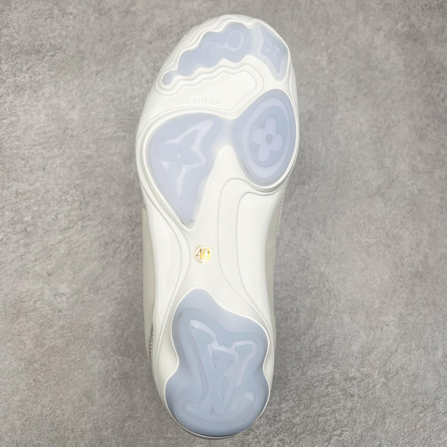 图片[9]-LOUIS VUITTON Footprint Soccer LV 皮革 2025春夏男士系列圆头系带低帮生活休闲鞋 2025春夏系列时装展中亮相，是Pharrell Williams 首次以足球鞋为灵感设计的运动鞋。鞋款的灵感来自跨越世代和文化的足球运动，呼应2025春夏系列时装展团结一致、全民参与的主题。鞋款以流丽的设计著称，侧面以富动感的IV Initials标志点缀，鞋舌缀有灵感来自足球队伍的Lvers United徽章，而脚掌纹橡胶鞋底饰有多款路易威登标志 时髦休闲穿搭 时尚界的弄潮儿 实拍调校N版已经零色差零失真 百分百还原实物色彩所见即所得 不存在货不对板色差等低级问题 选购参考实物拍摄 不混卖不参货 只用心做好货严格选品 承诺混一赔十 尺码：36 37 38 39 40 41 42 43 44 45 46-选品中心