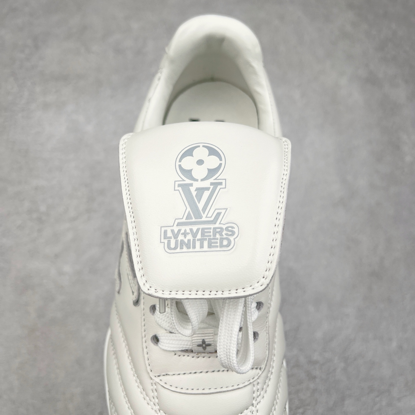 图片[5]-LOUIS VUITTON Footprint Soccer LV 皮革 2025春夏男士系列圆头系带低帮生活休闲鞋 2025春夏系列时装展中亮相，是Pharrell Williams 首次以足球鞋为灵感设计的运动鞋。鞋款的灵感来自跨越世代和文化的足球运动，呼应2025春夏系列时装展团结一致、全民参与的主题。鞋款以流丽的设计著称，侧面以富动感的IV Initials标志点缀，鞋舌缀有灵感来自足球队伍的Lvers United徽章，而脚掌纹橡胶鞋底饰有多款路易威登标志 时髦休闲穿搭 时尚界的弄潮儿 实拍调校N版已经零色差零失真 百分百还原实物色彩所见即所得 不存在货不对板色差等低级问题 选购参考实物拍摄 不混卖不参货 只用心做好货严格选品 承诺混一赔十 尺码：36 37 38 39 40 41 42 43 44 45 46-选品中心