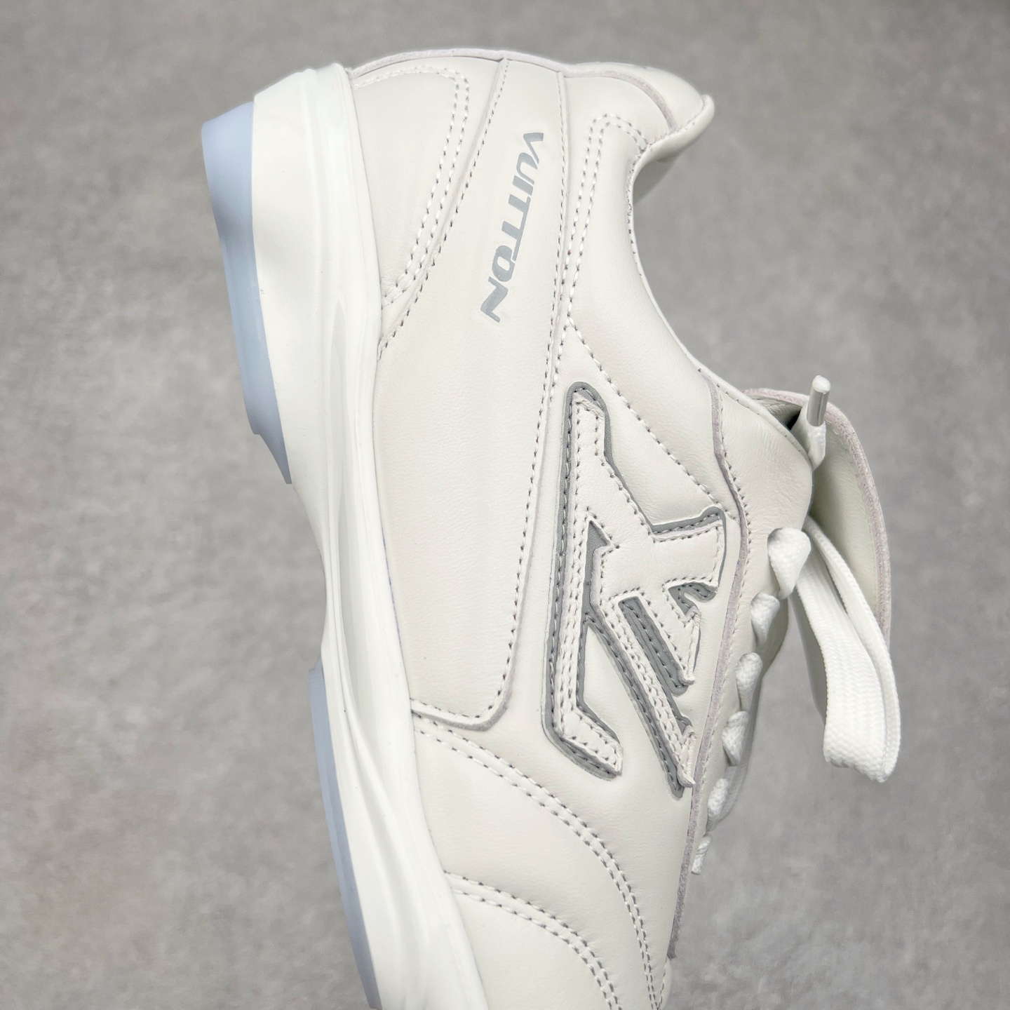 图片[6]-LOUIS VUITTON Footprint Soccer LV 皮革 2025春夏男士系列圆头系带低帮生活休闲鞋 2025春夏系列时装展中亮相，是Pharrell Williams 首次以足球鞋为灵感设计的运动鞋。鞋款的灵感来自跨越世代和文化的足球运动，呼应2025春夏系列时装展团结一致、全民参与的主题。鞋款以流丽的设计著称，侧面以富动感的IV Initials标志点缀，鞋舌缀有灵感来自足球队伍的Lvers United徽章，而脚掌纹橡胶鞋底饰有多款路易威登标志 时髦休闲穿搭 时尚界的弄潮儿 实拍调校N版已经零色差零失真 百分百还原实物色彩所见即所得 不存在货不对板色差等低级问题 选购参考实物拍摄 不混卖不参货 只用心做好货严格选品 承诺混一赔十 尺码：36 37 38 39 40 41 42 43 44 45 46-选品中心