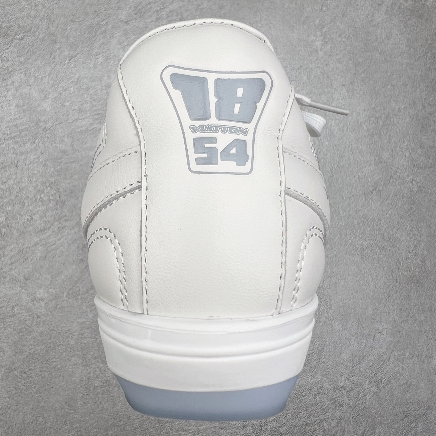 图片[8]-LOUIS VUITTON Footprint Soccer LV 皮革 2025春夏男士系列圆头系带低帮生活休闲鞋 2025春夏系列时装展中亮相，是Pharrell Williams 首次以足球鞋为灵感设计的运动鞋。鞋款的灵感来自跨越世代和文化的足球运动，呼应2025春夏系列时装展团结一致、全民参与的主题。鞋款以流丽的设计著称，侧面以富动感的IV Initials标志点缀，鞋舌缀有灵感来自足球队伍的Lvers United徽章，而脚掌纹橡胶鞋底饰有多款路易威登标志 时髦休闲穿搭 时尚界的弄潮儿 实拍调校N版已经零色差零失真 百分百还原实物色彩所见即所得 不存在货不对板色差等低级问题 选购参考实物拍摄 不混卖不参货 只用心做好货严格选品 承诺混一赔十 尺码：36 37 38 39 40 41 42 43 44 45 46-选品中心