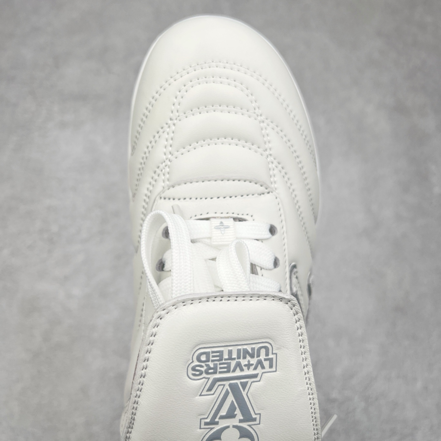 图片[4]-LOUIS VUITTON Footprint Soccer LV 皮革 2025春夏男士系列圆头系带低帮生活休闲鞋 2025春夏系列时装展中亮相，是Pharrell Williams 首次以足球鞋为灵感设计的运动鞋。鞋款的灵感来自跨越世代和文化的足球运动，呼应2025春夏系列时装展团结一致、全民参与的主题。鞋款以流丽的设计著称，侧面以富动感的IV Initials标志点缀，鞋舌缀有灵感来自足球队伍的Lvers United徽章，而脚掌纹橡胶鞋底饰有多款路易威登标志 时髦休闲穿搭 时尚界的弄潮儿 实拍调校N版已经零色差零失真 百分百还原实物色彩所见即所得 不存在货不对板色差等低级问题 选购参考实物拍摄 不混卖不参货 只用心做好货严格选品 承诺混一赔十 尺码：36 37 38 39 40 41 42 43 44 45 46-选品中心