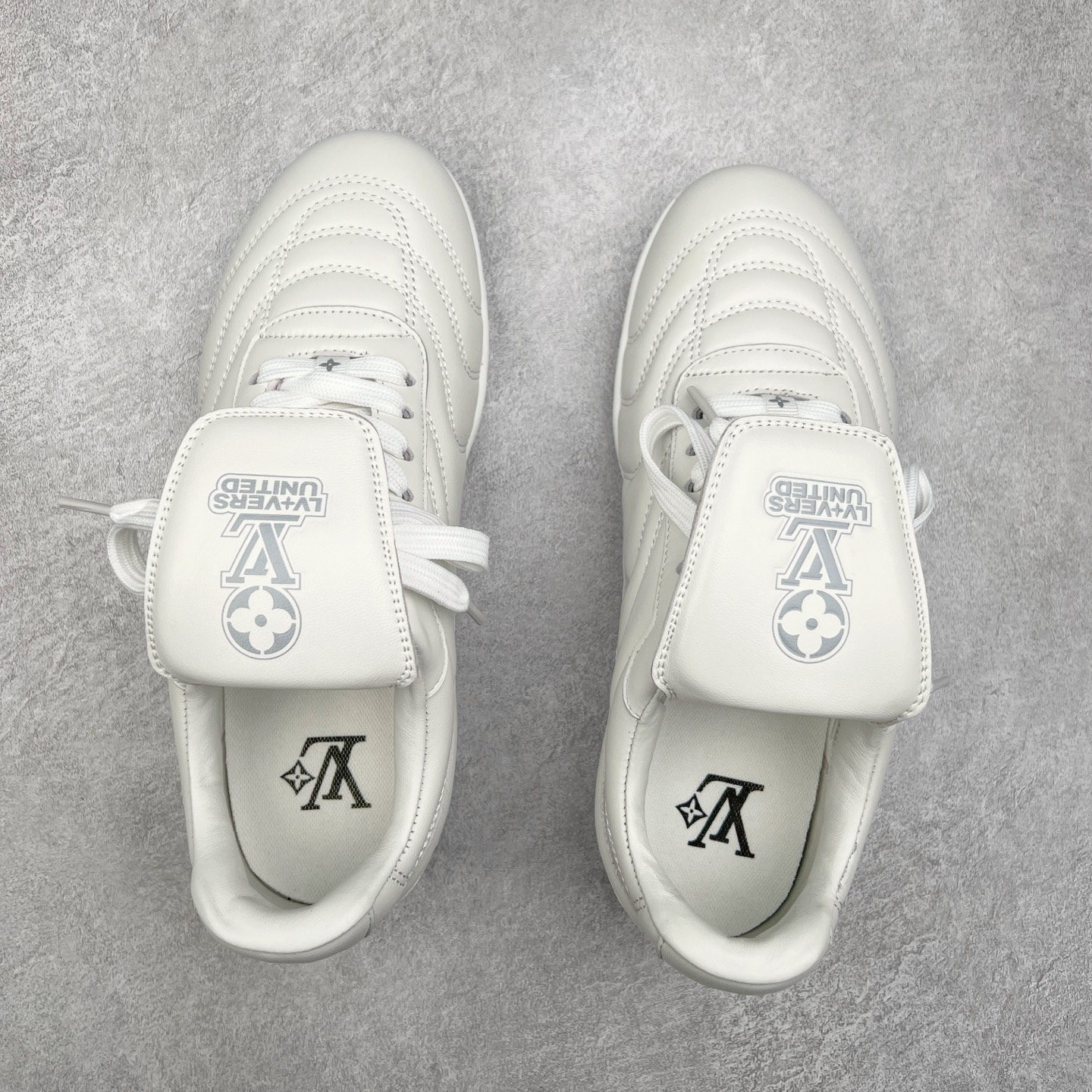 图片[3]-LOUIS VUITTON Footprint Soccer LV 皮革 2025春夏男士系列圆头系带低帮生活休闲鞋 2025春夏系列时装展中亮相，是Pharrell Williams 首次以足球鞋为灵感设计的运动鞋。鞋款的灵感来自跨越世代和文化的足球运动，呼应2025春夏系列时装展团结一致、全民参与的主题。鞋款以流丽的设计著称，侧面以富动感的IV Initials标志点缀，鞋舌缀有灵感来自足球队伍的Lvers United徽章，而脚掌纹橡胶鞋底饰有多款路易威登标志 时髦休闲穿搭 时尚界的弄潮儿 实拍调校N版已经零色差零失真 百分百还原实物色彩所见即所得 不存在货不对板色差等低级问题 选购参考实物拍摄 不混卖不参货 只用心做好货严格选品 承诺混一赔十 尺码：36 37 38 39 40 41 42 43 44 45 46-选品中心