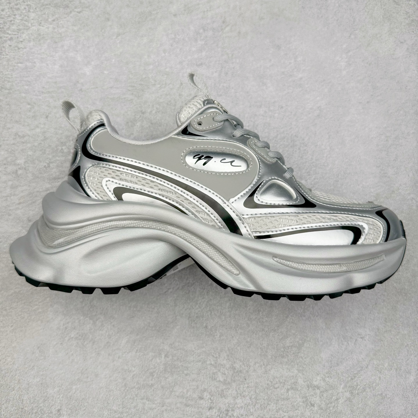 GG-CC Chunky Low白鹿同款独星球 2024新款GGCC低帮复古厚底增高老爹鞋 时髦look轻松定格 不费力展现率性氛围 原版正确大底 高档银盒 酷帅机能风不规则设计大底 8CM 增高厚底 大长腿既视感轻松拿捏 货号：G24X9833 尺码：35 36 37 38 39 40-选品中心