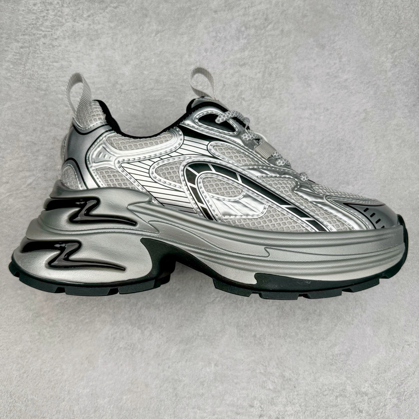 GG-CC Chunky Low白鹿同款独星球 2024新款GGCC低帮复古厚底增高老爹鞋 时髦look轻松定格 不费力展现率性氛围 原版正确大底 高档银盒 酷帅机能风不规则设计大底 8CM 增高厚底 大长腿既视感轻松拿捏 货号:G24X9833 尺码:35 36 37 38 39 40-选品中心