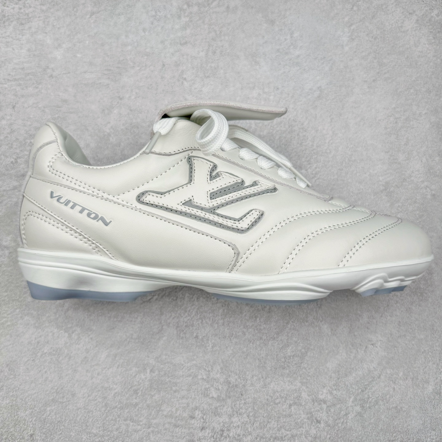 LOUIS VUITTON Footprint Soccer LV 皮革 2025春夏男士系列圆头系带低帮生活休闲鞋 2025春夏系列时装展中亮相，是Pharrell Williams 首次以足球鞋为灵感设计的运动鞋。鞋款的灵感来自跨越世代和文化的足球运动，呼应2025春夏系列时装展团结一致、全民参与的主题。鞋款以流丽的设计著称，侧面以富动感的IV Initials标志点缀，鞋舌缀有灵感来自足球队伍的Lvers United徽章，而脚掌纹橡胶鞋底饰有多款路易威登标志 时髦休闲穿搭 时尚界的弄潮儿 实拍调校N版已经零色差零失真 百分百还原实物色彩所见即所得 不存在货不对板色差等低级问题 选购参考实物拍摄 不混卖不参货 只用心做好货严格选品 承诺混一赔十 尺码：36 37 38 39 40 41 42 43 44 45 46-选品中心