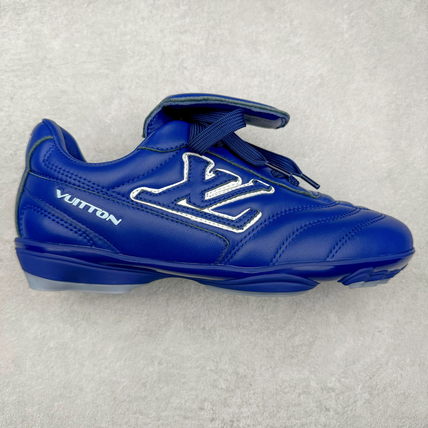 LOUIS VUITTON Footprint Soccer LV 皮革 2025春夏男士系列圆头系带低帮生活休闲鞋 2025春夏系列时装展中亮相，是Pharrell Williams 首次以足球鞋为灵感设计的运动鞋。鞋款的灵感来自跨越世代和文化的足球运动，呼应2025春夏系列时装展团结一致、全民参与的主题。鞋款以流丽的设计著称，侧面以富动感的IV Initials标志点缀，鞋舌缀有灵感来自足球队伍的Lvers United徽章，而脚掌纹橡胶鞋底饰有多款路易威登标志 时髦休闲穿搭 时尚界的弄潮儿 实拍调校N版已经零色差零失真 百分百还原实物色彩所见即所得 不存在货不对板色差等低级问题 选购参考实物拍摄 不混卖不参货 只用心做好货严格选品 承诺混一赔十 尺码：36 37 38 39 40 41 42 43 44 45 46-选品中心