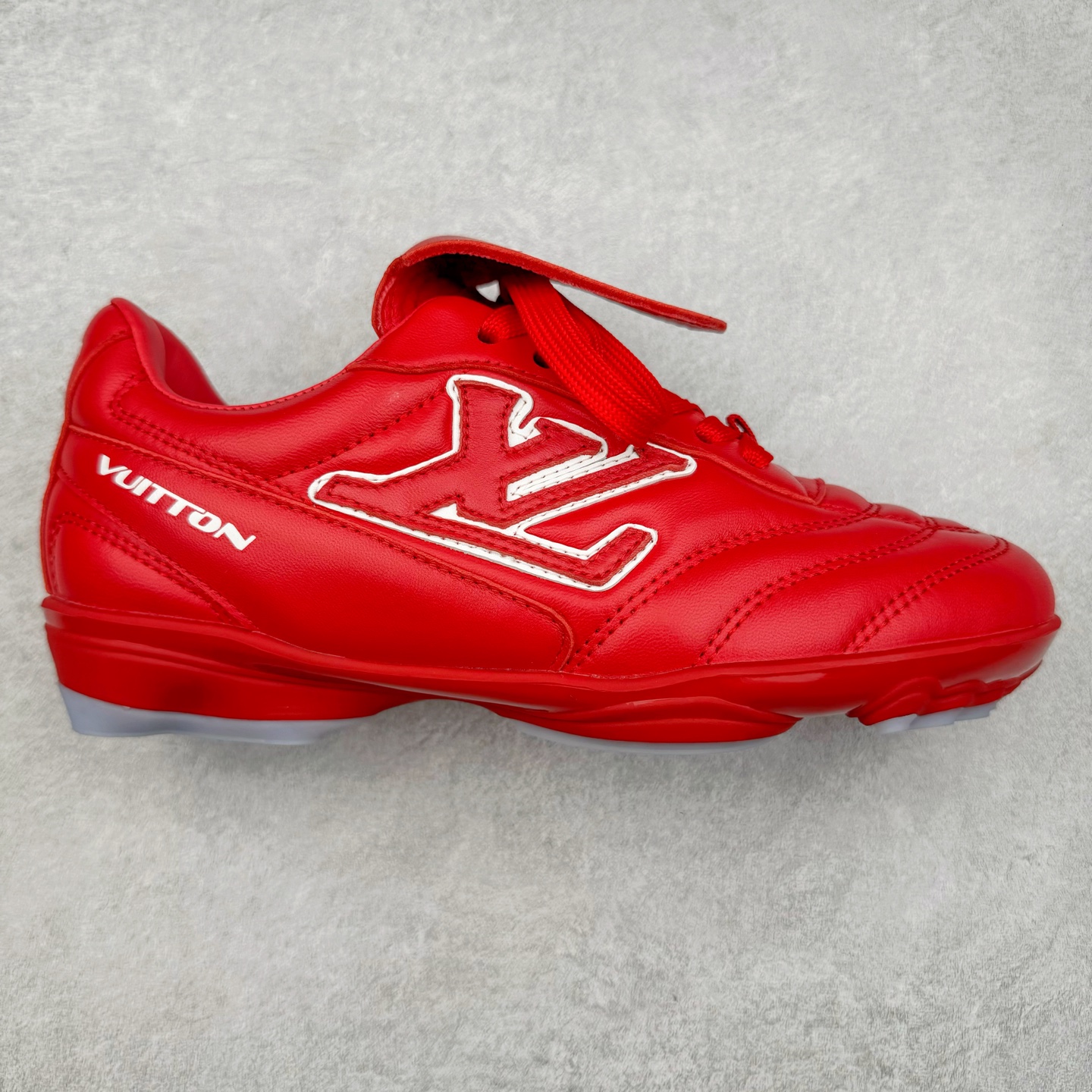 LOUIS VUITTON Footprint Soccer LV 皮革 2025春夏男士系列圆头系带低帮生活休闲鞋 2025春夏系列时装展中亮相，是Pharrell Williams 首次以足球鞋为灵感设计的运动鞋。鞋款的灵感来自跨越世代和文化的足球运动，呼应2025春夏系列时装展团结一致、全民参与的主题。鞋款以流丽的设计著称，侧面以富动感的IV Initials标志点缀，鞋舌缀有灵感来自足球队伍的Lvers United徽章，而脚掌纹橡胶鞋底饰有多款路易威登标志 时髦休闲穿搭 时尚界的弄潮儿 实拍调校N版已经零色差零失真 百分百还原实物色彩所见即所得 不存在货不对板色差等低级问题 选购参考实物拍摄 不混卖不参货 只用心做好货严格选品 承诺混一赔十 尺码：36 37 38 39 40 41 42 43 44 45 46-选品中心