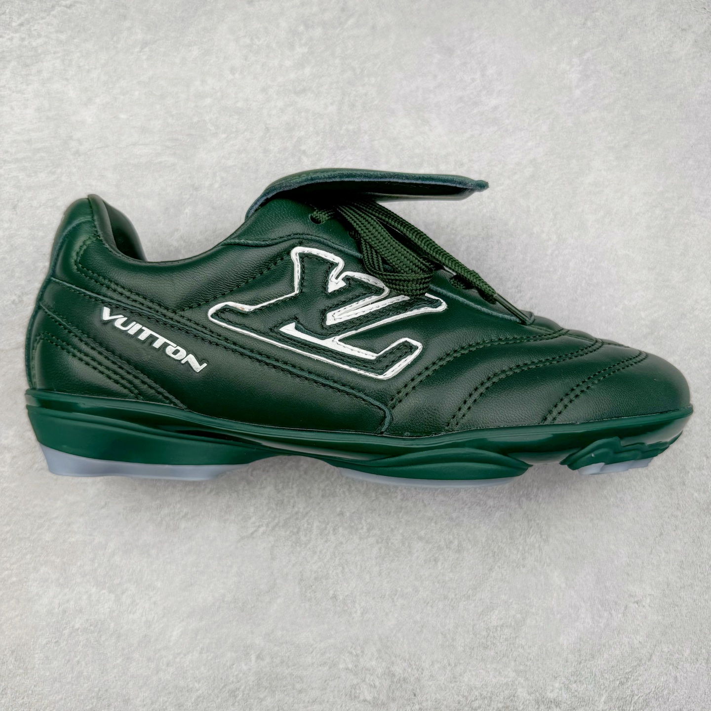 LOUIS VUITTON Footprint Soccer LV 皮革 2025春夏男士系列圆头系带低帮生活休闲鞋 2025春夏系列时装展中亮相，是Pharrell Williams 首次以足球鞋为灵感设计的运动鞋。鞋款的灵感来自跨越世代和文化的足球运动，呼应2025春夏系列时装展团结一致、全民参与的主题。鞋款以流丽的设计著称，侧面以富动感的IV Initials标志点缀，鞋舌缀有灵感来自足球队伍的Lvers United徽章，而脚掌纹橡胶鞋底饰有多款路易威登标志 时髦休闲穿搭 时尚界的弄潮儿 实拍调校N版已经零色差零失真 百分百还原实物色彩所见即所得 不存在货不对板色差等低级问题 选购参考实物拍摄 不混卖不参货 只用心做好货严格选品 承诺混一赔十 尺码：36 37 38 39 40 41 42 43 44 45 46-选品中心