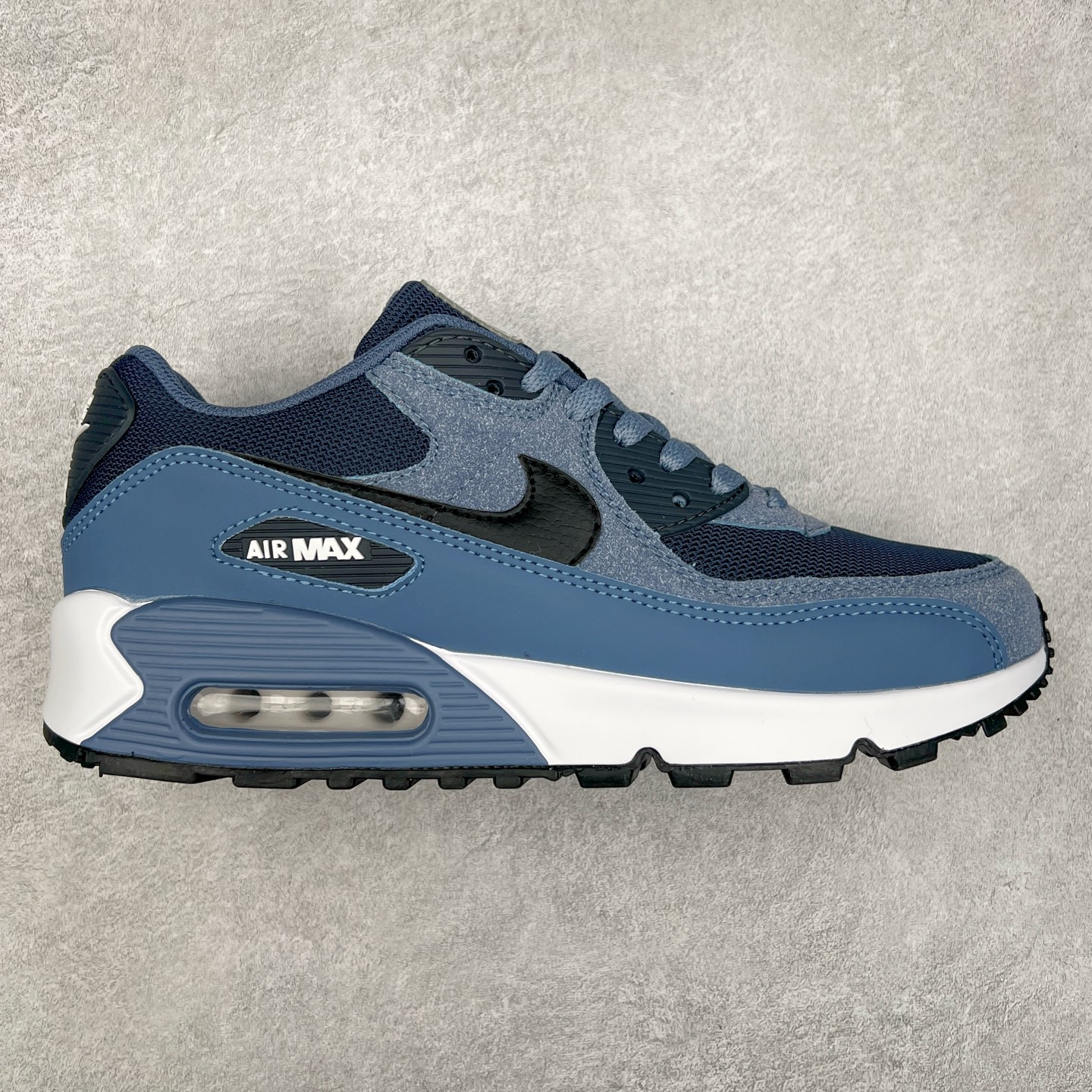 ＃MX版 NK Air MAX 90 气垫复古减震跑步鞋 FD0664-400 经典重温 独家陆续补货 外单专供大厂出品 品质稳定 一百余色 终端操作 Air Max 90于1990年推出 来自Air Max系列 在Air Max 1的基础上改进而得 增加了气垫面积 外型上也更为流线 最特別的就是加入了菱纹塑胶嵌板 为Air Max 90增添了许多潮流气息 皮革鞋面 造就出色耐穿性和支撑力 Max Air缓震配置搭配泡棉中底 令Air Max 90轻盈而舒适 华夫格橡胶外底 铸就Air Max 90非凡的抓地力 而Air Max 90不仅是一双跑鞋 它成功跨越了时间的演进 成为了球鞋文化与潮流圈中最熟为人知的鞋款之一 尺码：36 36.5 37.5 38 38.5 39 40 40.5 41 42 42.5 43 44 44.5 45-选品中心