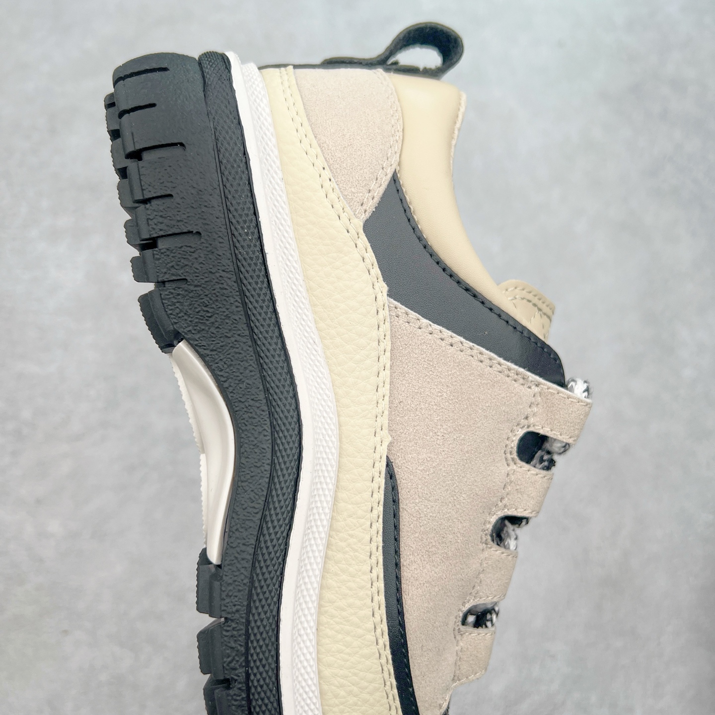 图片[6]-Chanel香奈儿 2025C 最新米兰走秀爆款 厚底老爹运动鞋 原版开发1-1复刻 官方同步 25款官方最新包装 花纹礼盒包装 小香早春度假新款 双C方圆头系带休闲鞋 潮鞋 此款绝对是小香这一季最火的存在 专柜根本就买不到系列 恨不得焊在脚上系列 好穿又个性 跟以往风格不同 没有大大的Logo 低调且高级感满满 轻英伦风的方头➕菱格的柔和 完美的融合在一起 有一种1️⃣➕1️⃣大于3的感觉 经典的撞色搭配 出彩且不突兀 搭配 短裙 短裤 牛仔 潮服 时尚感瞬间提升好几个档次 【采用牛皮拼接牛反绒 内里透气网面 原版开模𝐓𝐏𝐔大底 增高𝟒𝐂𝐌】 货号： G397922631 Sizc： 35 36 37 38 39 40-选品中心