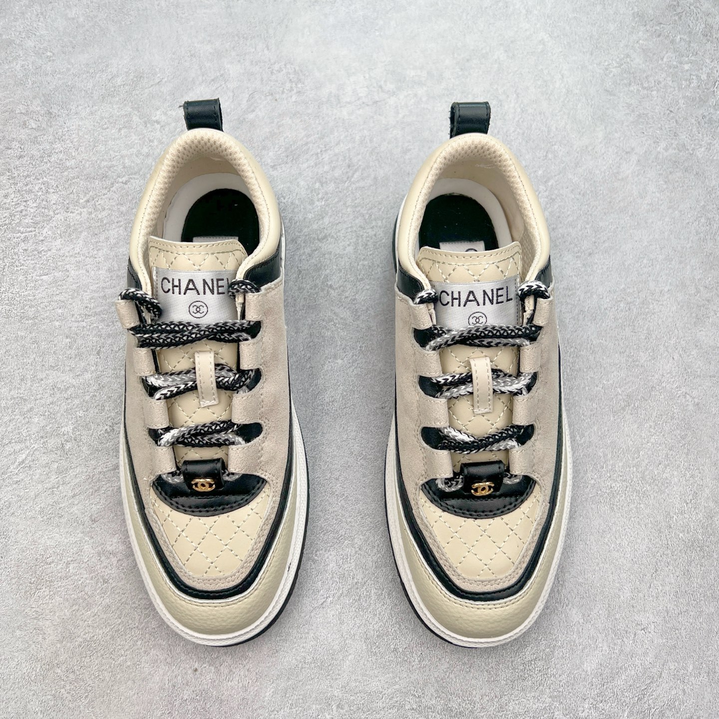 图片[2]-Chanel香奈儿 2025C 最新米兰走秀爆款 厚底老爹运动鞋 原版开发1-1复刻 官方同步 25款官方最新包装 花纹礼盒包装 小香早春度假新款 双C方圆头系带休闲鞋 潮鞋 此款绝对是小香这一季最火的存在 专柜根本就买不到系列 恨不得焊在脚上系列 好穿又个性 跟以往风格不同 没有大大的Logo 低调且高级感满满 轻英伦风的方头➕菱格的柔和 完美的融合在一起 有一种1️⃣➕1️⃣大于3的感觉 经典的撞色搭配 出彩且不突兀 搭配 短裙 短裤 牛仔 潮服 时尚感瞬间提升好几个档次 【采用牛皮拼接牛反绒 内里透气网面 原版开模𝐓𝐏𝐔大底 增高𝟒𝐂𝐌】 货号： G397922631 Sizc： 35 36 37 38 39 40-选品中心
