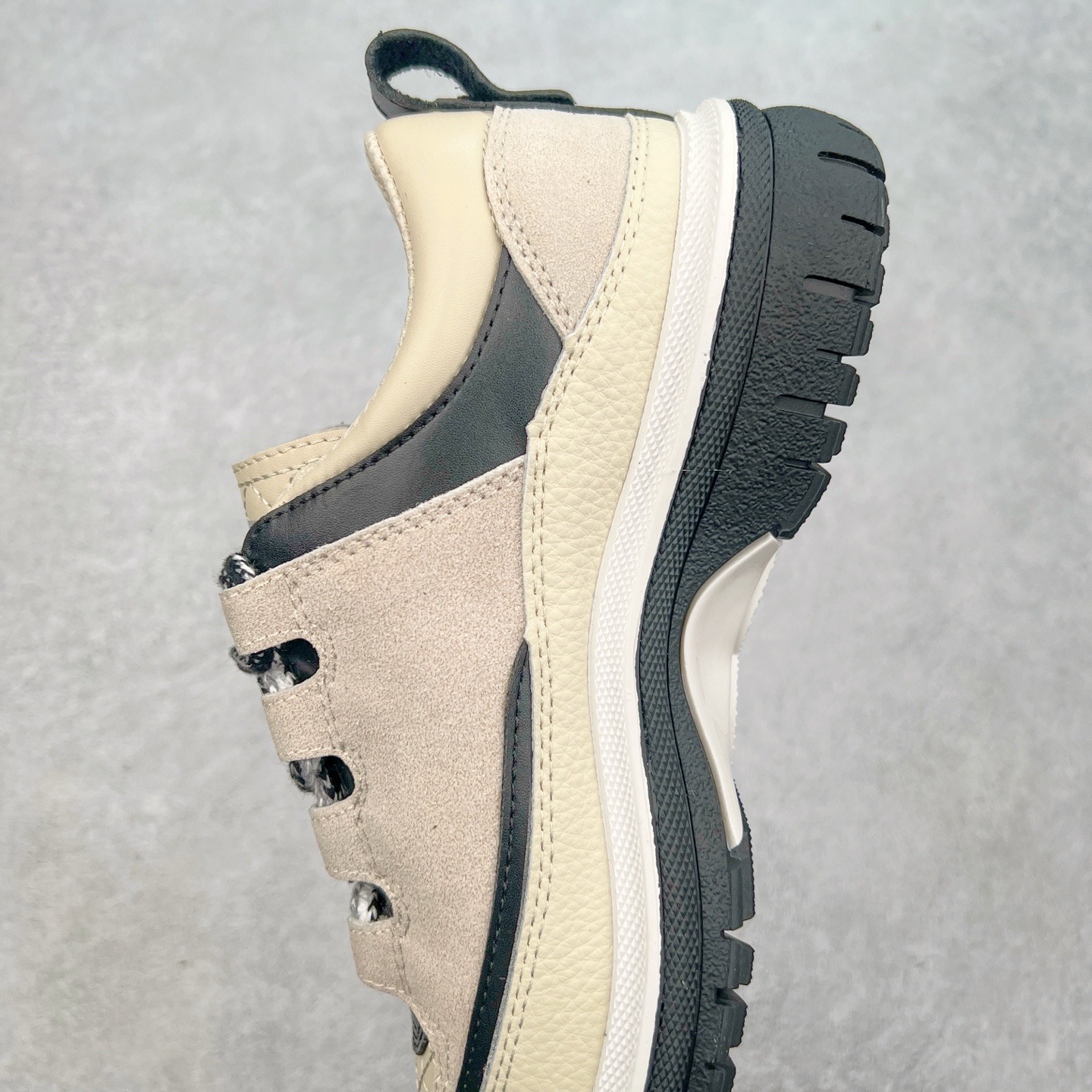 图片[7]-Chanel香奈儿 2025C 最新米兰走秀爆款 厚底老爹运动鞋 原版开发1-1复刻 官方同步 25款官方最新包装 花纹礼盒包装 小香早春度假新款 双C方圆头系带休闲鞋 潮鞋 此款绝对是小香这一季最火的存在 专柜根本就买不到系列 恨不得焊在脚上系列 好穿又个性 跟以往风格不同 没有大大的Logo 低调且高级感满满 轻英伦风的方头➕菱格的柔和 完美的融合在一起 有一种1️⃣➕1️⃣大于3的感觉 经典的撞色搭配 出彩且不突兀 搭配 短裙 短裤 牛仔 潮服 时尚感瞬间提升好几个档次 【采用牛皮拼接牛反绒 内里透气网面 原版开模𝐓𝐏𝐔大底 增高𝟒𝐂𝐌】 货号： G397922631 Sizc： 35 36 37 38 39 40-选品中心