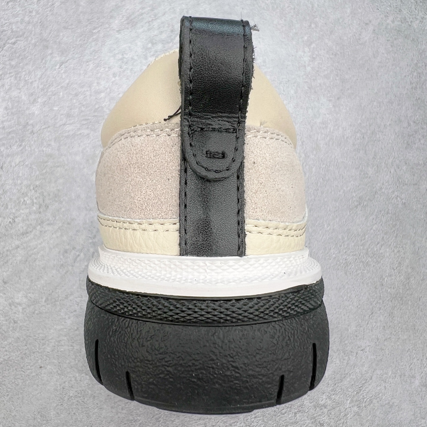 图片[8]-Chanel香奈儿 2025C 最新米兰走秀爆款 厚底老爹运动鞋 原版开发1-1复刻 官方同步 25款官方最新包装 花纹礼盒包装 小香早春度假新款 双C方圆头系带休闲鞋 潮鞋 此款绝对是小香这一季最火的存在 专柜根本就买不到系列 恨不得焊在脚上系列 好穿又个性 跟以往风格不同 没有大大的Logo 低调且高级感满满 轻英伦风的方头➕菱格的柔和 完美的融合在一起 有一种1️⃣➕1️⃣大于3的感觉 经典的撞色搭配 出彩且不突兀 搭配 短裙 短裤 牛仔 潮服 时尚感瞬间提升好几个档次 【采用牛皮拼接牛反绒 内里透气网面 原版开模𝐓𝐏𝐔大底 增高𝟒𝐂𝐌】 货号： G397922631 Sizc： 35 36 37 38 39 40-选品中心