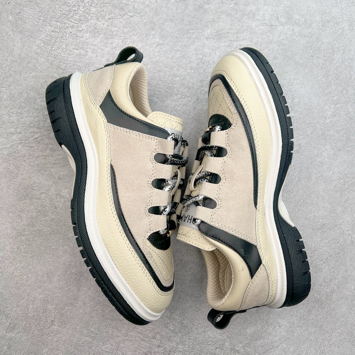 图片[3]-Chanel香奈儿 2025C 最新米兰走秀爆款 厚底老爹运动鞋 原版开发1-1复刻 官方同步 25款官方最新包装 花纹礼盒包装 小香早春度假新款 双C方圆头系带休闲鞋 潮鞋 此款绝对是小香这一季最火的存在 专柜根本就买不到系列 恨不得焊在脚上系列 好穿又个性 跟以往风格不同 没有大大的Logo 低调且高级感满满 轻英伦风的方头➕菱格的柔和 完美的融合在一起 有一种1️⃣➕1️⃣大于3的感觉 经典的撞色搭配 出彩且不突兀 搭配 短裙 短裤 牛仔 潮服 时尚感瞬间提升好几个档次 【采用牛皮拼接牛反绒 内里透气网面 原版开模𝐓𝐏𝐔大底 增高𝟒𝐂𝐌】 货号： G397922631 Sizc： 35 36 37 38 39 40-选品中心