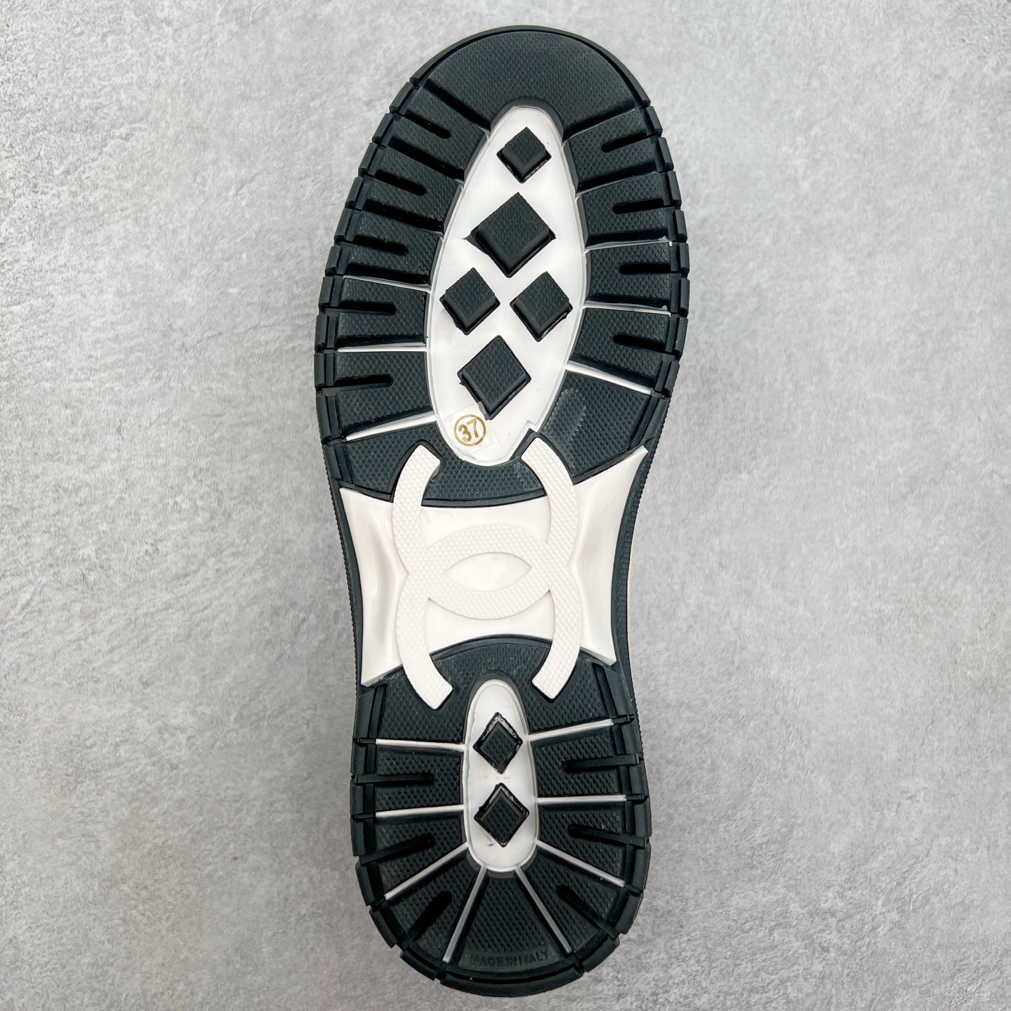 图片[9]-Chanel香奈儿 2025C 最新米兰走秀爆款 厚底老爹运动鞋 原版开发1-1复刻 官方同步 25款官方最新包装 花纹礼盒包装 小香早春度假新款 双C方圆头系带休闲鞋 潮鞋 此款绝对是小香这一季最火的存在 专柜根本就买不到系列 恨不得焊在脚上系列 好穿又个性 跟以往风格不同 没有大大的Logo 低调且高级感满满 轻英伦风的方头➕菱格的柔和 完美的融合在一起 有一种1️⃣➕1️⃣大于3的感觉 经典的撞色搭配 出彩且不突兀 搭配 短裙 短裤 牛仔 潮服 时尚感瞬间提升好几个档次 【采用牛皮拼接牛反绒 内里透气网面 原版开模𝐓𝐏𝐔大底 增高𝟒𝐂𝐌】 货号： G397922631 Sizc： 35 36 37 38 39 40-选品中心