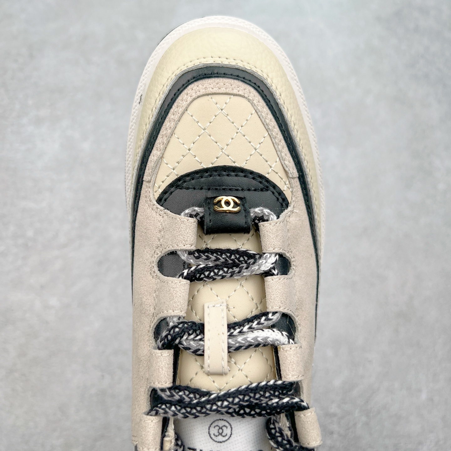 图片[4]-Chanel香奈儿 2025C 最新米兰走秀爆款 厚底老爹运动鞋 原版开发1-1复刻 官方同步 25款官方最新包装 花纹礼盒包装 小香早春度假新款 双C方圆头系带休闲鞋 潮鞋 此款绝对是小香这一季最火的存在 专柜根本就买不到系列 恨不得焊在脚上系列 好穿又个性 跟以往风格不同 没有大大的Logo 低调且高级感满满 轻英伦风的方头➕菱格的柔和 完美的融合在一起 有一种1️⃣➕1️⃣大于3的感觉 经典的撞色搭配 出彩且不突兀 搭配 短裙 短裤 牛仔 潮服 时尚感瞬间提升好几个档次 【采用牛皮拼接牛反绒 内里透气网面 原版开模𝐓𝐏𝐔大底 增高𝟒𝐂𝐌】 货号： G397922631 Sizc： 35 36 37 38 39 40-选品中心