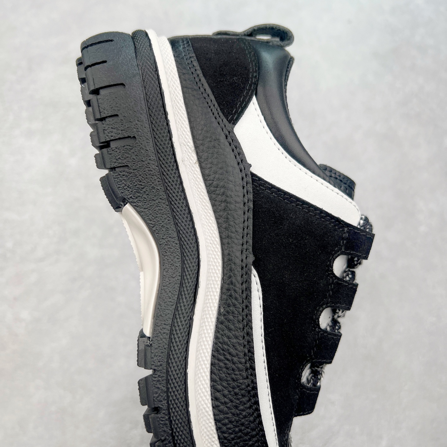 图片[6]-Chanel香奈儿 2025C 最新米兰走秀爆款 厚底老爹运动鞋 原版开发1-1复刻 官方同步 25款官方最新包装 花纹礼盒包装 小香早春度假新款 双C方圆头系带休闲鞋 潮鞋 此款绝对是小香这一季最火的存在 专柜根本就买不到系列 恨不得焊在脚上系列 好穿又个性 跟以往风格不同 没有大大的Logo 低调且高级感满满 轻英伦风的方头➕菱格的柔和 完美的融合在一起 有一种1️⃣➕1️⃣大于3的感觉 经典的撞色搭配 出彩且不突兀 搭配 短裙 短裤 牛仔 潮服 时尚感瞬间提升好几个档次 【采用牛皮拼接牛反绒 内里透气网面 原版开模𝐓𝐏𝐔大底 增高𝟒𝐂𝐌】 货号： G397922631 Sizc： 35 36 37 38 39 40-选品中心