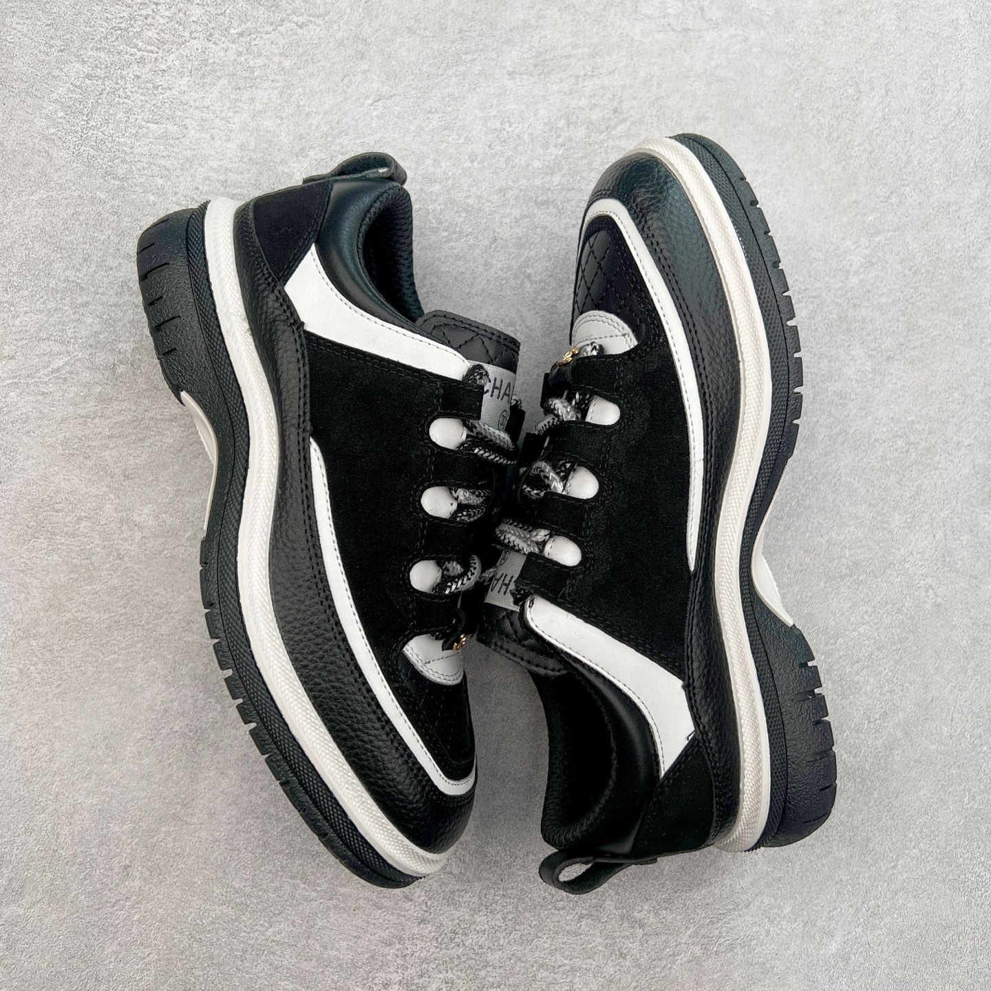 图片[3]-Chanel香奈儿 2025C 最新米兰走秀爆款 厚底老爹运动鞋 原版开发1-1复刻 官方同步 25款官方最新包装 花纹礼盒包装 小香早春度假新款 双C方圆头系带休闲鞋 潮鞋 此款绝对是小香这一季最火的存在 专柜根本就买不到系列 恨不得焊在脚上系列 好穿又个性 跟以往风格不同 没有大大的Logo 低调且高级感满满 轻英伦风的方头➕菱格的柔和 完美的融合在一起 有一种1️⃣➕1️⃣大于3的感觉 经典的撞色搭配 出彩且不突兀 搭配 短裙 短裤 牛仔 潮服 时尚感瞬间提升好几个档次 【采用牛皮拼接牛反绒 内里透气网面 原版开模𝐓𝐏𝐔大底 增高𝟒𝐂𝐌】 货号： G397922631 Sizc： 35 36 37 38 39 40-选品中心