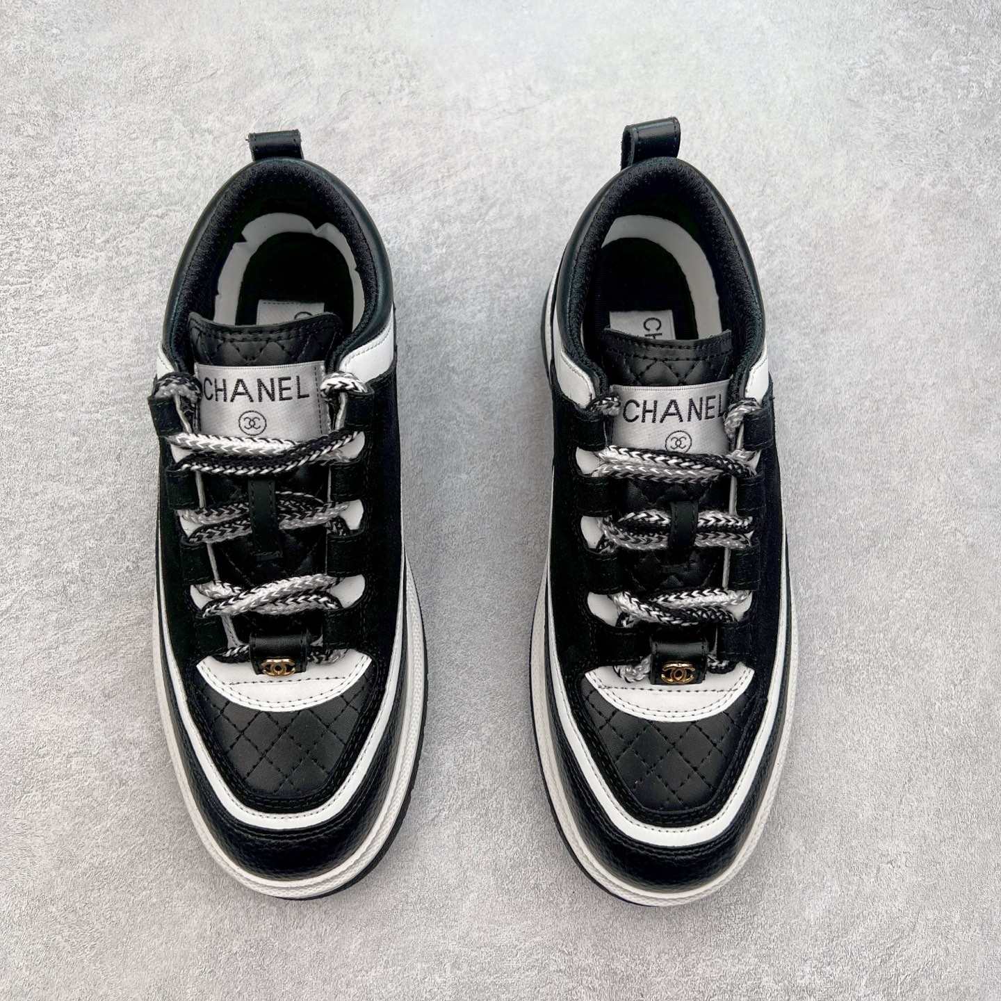 图片[2]-Chanel香奈儿 2025C 最新米兰走秀爆款 厚底老爹运动鞋 原版开发1-1复刻 官方同步 25款官方最新包装 花纹礼盒包装 小香早春度假新款 双C方圆头系带休闲鞋 潮鞋 此款绝对是小香这一季最火的存在 专柜根本就买不到系列 恨不得焊在脚上系列 好穿又个性 跟以往风格不同 没有大大的Logo 低调且高级感满满 轻英伦风的方头➕菱格的柔和 完美的融合在一起 有一种1️⃣➕1️⃣大于3的感觉 经典的撞色搭配 出彩且不突兀 搭配 短裙 短裤 牛仔 潮服 时尚感瞬间提升好几个档次 【采用牛皮拼接牛反绒 内里透气网面 原版开模𝐓𝐏𝐔大底 增高𝟒𝐂𝐌】 货号： G397922631 Sizc： 35 36 37 38 39 40-选品中心