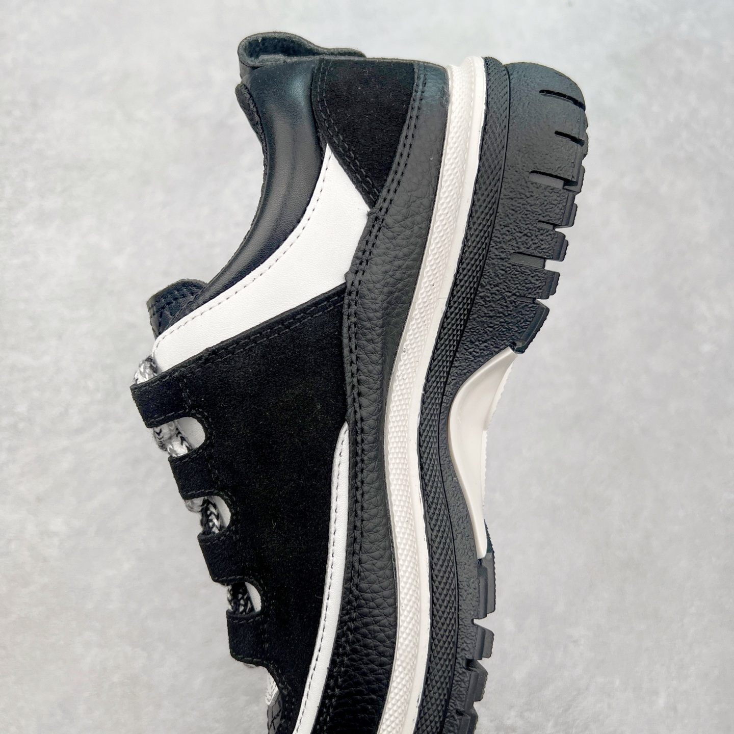 图片[7]-Chanel香奈儿 2025C 最新米兰走秀爆款 厚底老爹运动鞋 原版开发1-1复刻 官方同步 25款官方最新包装 花纹礼盒包装 小香早春度假新款 双C方圆头系带休闲鞋 潮鞋 此款绝对是小香这一季最火的存在 专柜根本就买不到系列 恨不得焊在脚上系列 好穿又个性 跟以往风格不同 没有大大的Logo 低调且高级感满满 轻英伦风的方头➕菱格的柔和 完美的融合在一起 有一种1️⃣➕1️⃣大于3的感觉 经典的撞色搭配 出彩且不突兀 搭配 短裙 短裤 牛仔 潮服 时尚感瞬间提升好几个档次 【采用牛皮拼接牛反绒 内里透气网面 原版开模𝐓𝐏𝐔大底 增高𝟒𝐂𝐌】 货号： G397922631 Sizc： 35 36 37 38 39 40-选品中心