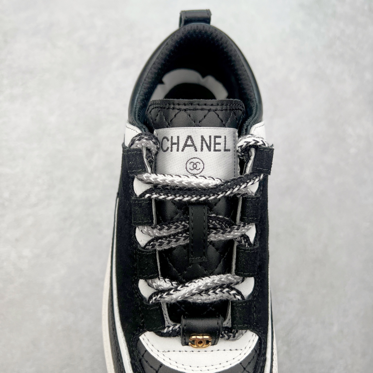 图片[5]-Chanel香奈儿 2025C 最新米兰走秀爆款 厚底老爹运动鞋 原版开发1-1复刻 官方同步 25款官方最新包装 花纹礼盒包装 小香早春度假新款 双C方圆头系带休闲鞋 潮鞋 此款绝对是小香这一季最火的存在 专柜根本就买不到系列 恨不得焊在脚上系列 好穿又个性 跟以往风格不同 没有大大的Logo 低调且高级感满满 轻英伦风的方头➕菱格的柔和 完美的融合在一起 有一种1️⃣➕1️⃣大于3的感觉 经典的撞色搭配 出彩且不突兀 搭配 短裙 短裤 牛仔 潮服 时尚感瞬间提升好几个档次 【采用牛皮拼接牛反绒 内里透气网面 原版开模𝐓𝐏𝐔大底 增高𝟒𝐂𝐌】 货号： G397922631 Sizc： 35 36 37 38 39 40-选品中心