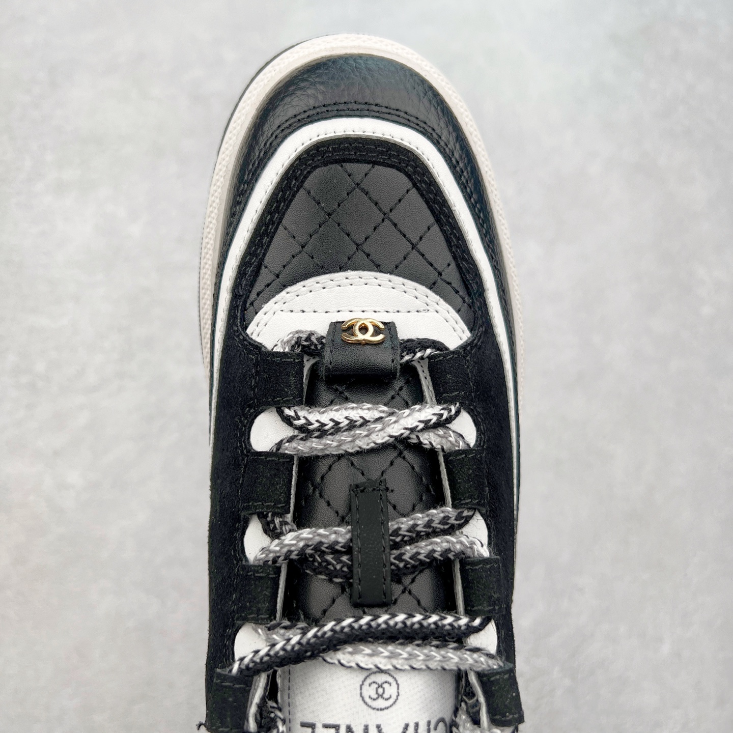 图片[4]-Chanel香奈儿 2025C 最新米兰走秀爆款 厚底老爹运动鞋 原版开发1-1复刻 官方同步 25款官方最新包装 花纹礼盒包装 小香早春度假新款 双C方圆头系带休闲鞋 潮鞋 此款绝对是小香这一季最火的存在 专柜根本就买不到系列 恨不得焊在脚上系列 好穿又个性 跟以往风格不同 没有大大的Logo 低调且高级感满满 轻英伦风的方头➕菱格的柔和 完美的融合在一起 有一种1️⃣➕1️⃣大于3的感觉 经典的撞色搭配 出彩且不突兀 搭配 短裙 短裤 牛仔 潮服 时尚感瞬间提升好几个档次 【采用牛皮拼接牛反绒 内里透气网面 原版开模𝐓𝐏𝐔大底 增高𝟒𝐂𝐌】 货号： G397922631 Sizc： 35 36 37 38 39 40-选品中心