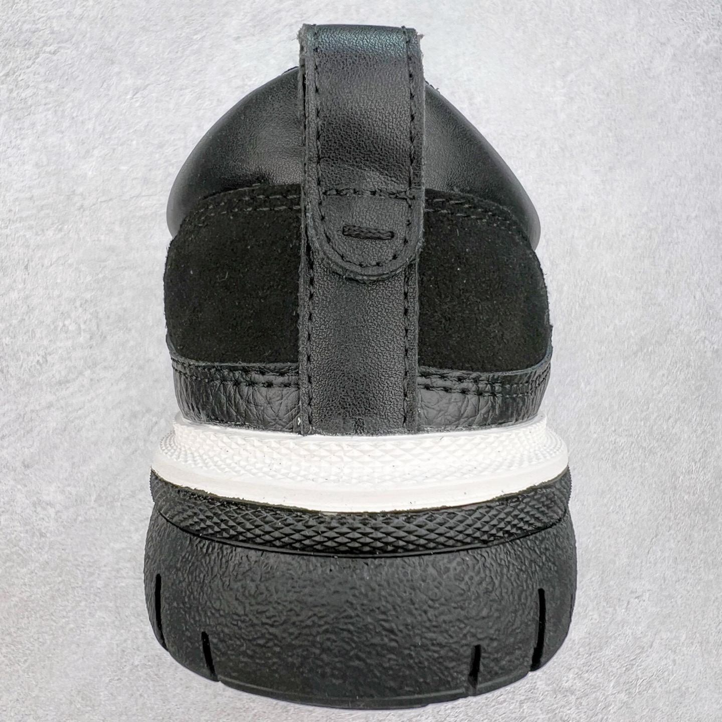 图片[8]-Chanel香奈儿 2025C 最新米兰走秀爆款 厚底老爹运动鞋 原版开发1-1复刻 官方同步 25款官方最新包装 花纹礼盒包装 小香早春度假新款 双C方圆头系带休闲鞋 潮鞋 此款绝对是小香这一季最火的存在 专柜根本就买不到系列 恨不得焊在脚上系列 好穿又个性 跟以往风格不同 没有大大的Logo 低调且高级感满满 轻英伦风的方头➕菱格的柔和 完美的融合在一起 有一种1️⃣➕1️⃣大于3的感觉 经典的撞色搭配 出彩且不突兀 搭配 短裙 短裤 牛仔 潮服 时尚感瞬间提升好几个档次 【采用牛皮拼接牛反绒 内里透气网面 原版开模𝐓𝐏𝐔大底 增高𝟒𝐂𝐌】 货号： G397922631 Sizc： 35 36 37 38 39 40-选品中心