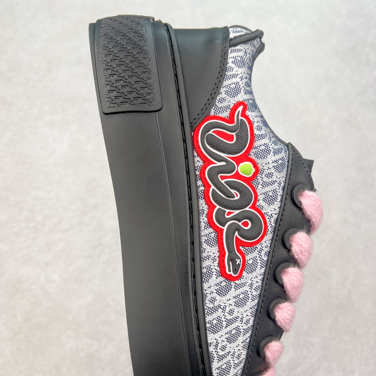 图片[6]-＃纯原 Dior B33 迪奥印花系带时尚运动板鞋网球鞋 全套原厂新版原纸板楦头开发 原厂特供皮料加持 原档数据大底 高频字母排版细节 还原 Zp 高端零售特供批次 2023秋季新品 彰显非凡的精湛工艺 重新诠释经典的网球鞋 时尚的廓形突显厚实感 采用全新的拉绒马海毛针织面料 突显柔软触感与富有层次感的流行色彩 搭配棕色绒面革镶片提升格调 别具一格的加垫鞋舌点缀以压花效果Dior标志 后侧点缀以Dior 30Avenue Montaigne标志 可为各式休闲造型增添时尚气质 尺码：40 41 42 43 44 45 46-选品中心