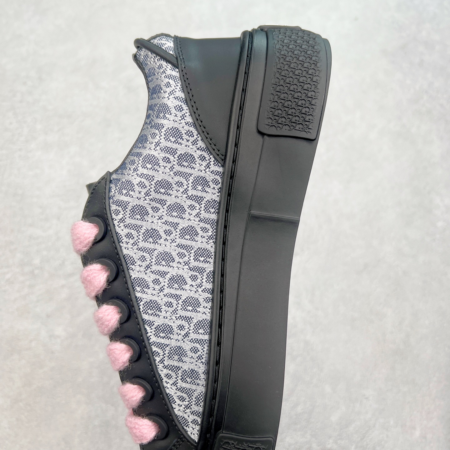 图片[7]-＃纯原 Dior B33 迪奥印花系带时尚运动板鞋网球鞋 全套原厂新版原纸板楦头开发 原厂特供皮料加持 原档数据大底 高频字母排版细节 还原 Zp 高端零售特供批次 2023秋季新品 彰显非凡的精湛工艺 重新诠释经典的网球鞋 时尚的廓形突显厚实感 采用全新的拉绒马海毛针织面料 突显柔软触感与富有层次感的流行色彩 搭配棕色绒面革镶片提升格调 别具一格的加垫鞋舌点缀以压花效果Dior标志 后侧点缀以Dior 30Avenue Montaigne标志 可为各式休闲造型增添时尚气质 尺码：40 41 42 43 44 45 46-选品中心