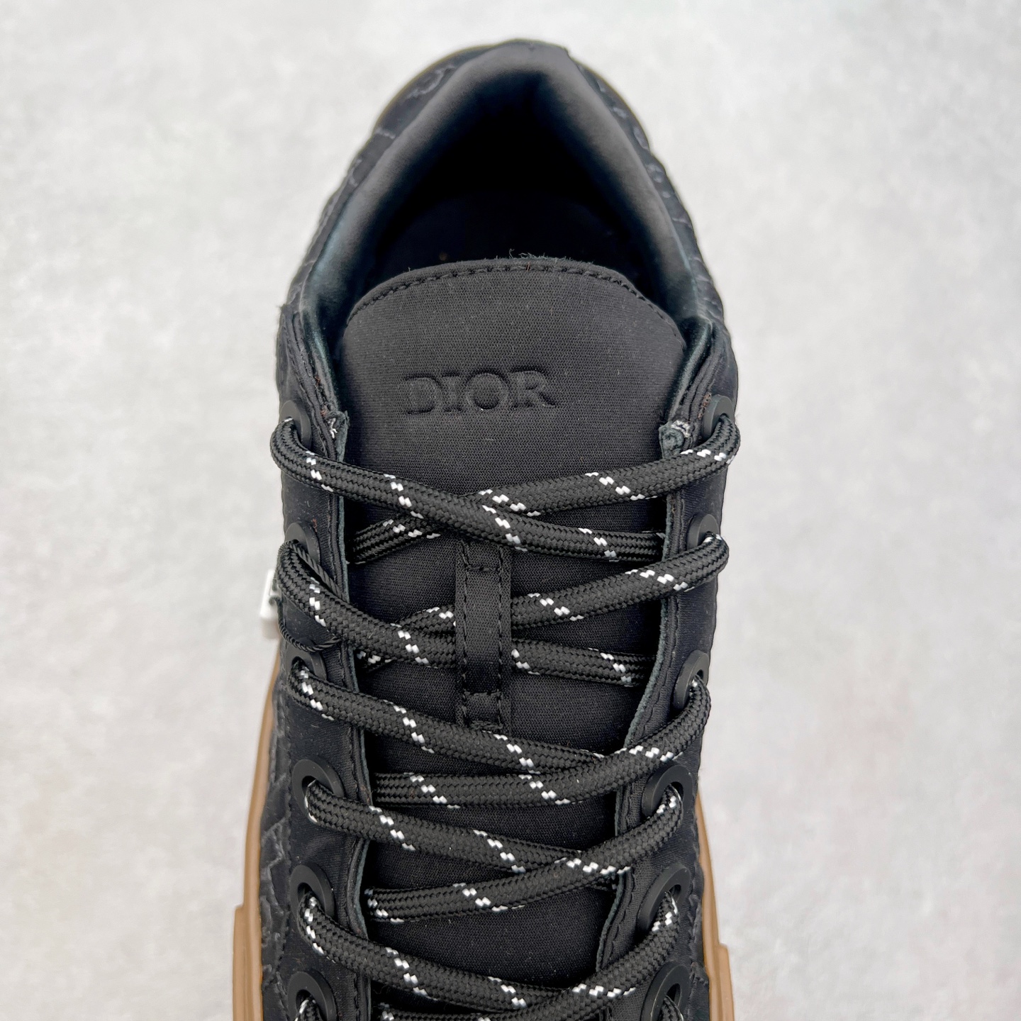 图片[5]-＃纯原 Dior B33 迪奥印花系带时尚运动板鞋网球鞋 全套原厂新版原纸板楦头开发 原厂特供皮料加持 原档数据大底 高频字母排版细节 还原 Zp 高端零售特供批次 2023秋季新品 彰显非凡的精湛工艺 重新诠释经典的网球鞋 时尚的廓形突显厚实感 采用全新的拉绒马海毛针织面料 突显柔软触感与富有层次感的流行色彩 搭配棕色绒面革镶片提升格调 别具一格的加垫鞋舌点缀以压花效果Dior标志 后侧点缀以Dior 30Avenue Montaigne标志 可为各式休闲造型增添时尚气质 尺码：40 41 42 43 44 45 46-选品中心